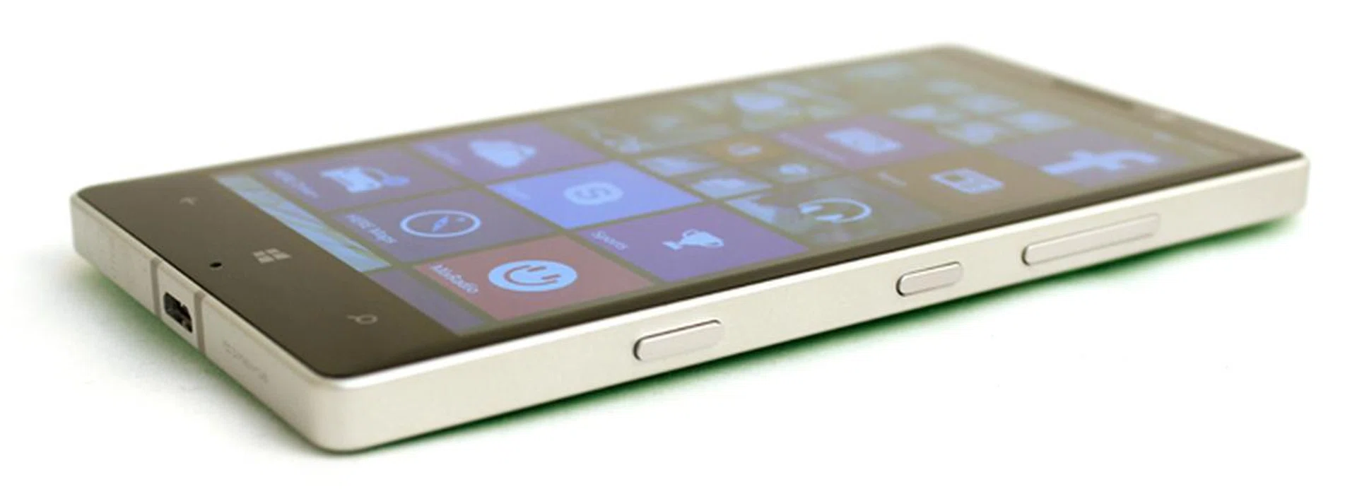 The 930 is definitely one of the chunkier phones out there. It's quite noticeable thanks to its blocky proportions.