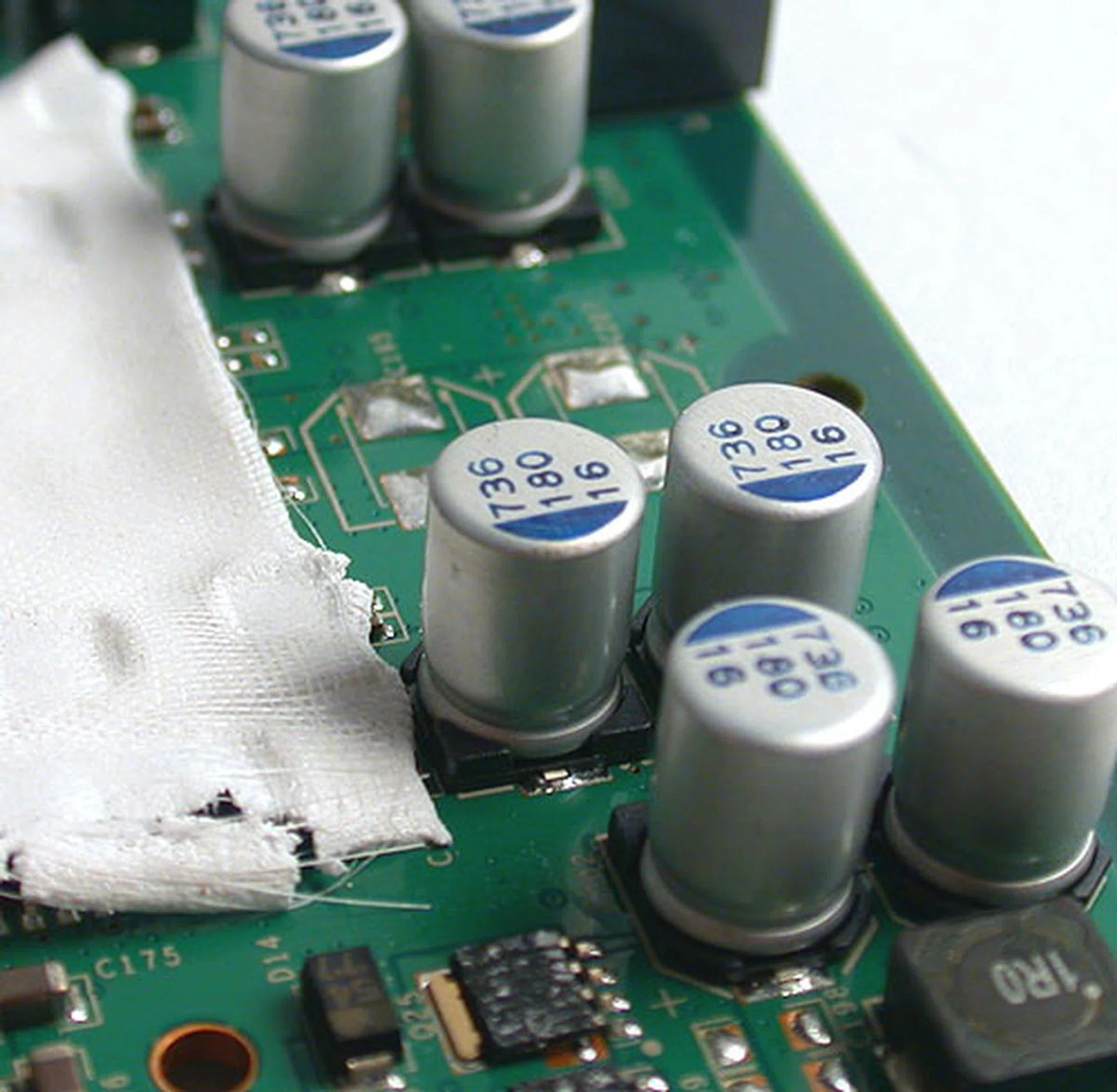 Like most high-end graphics cards nowadays, solid capacitors are the norm. 