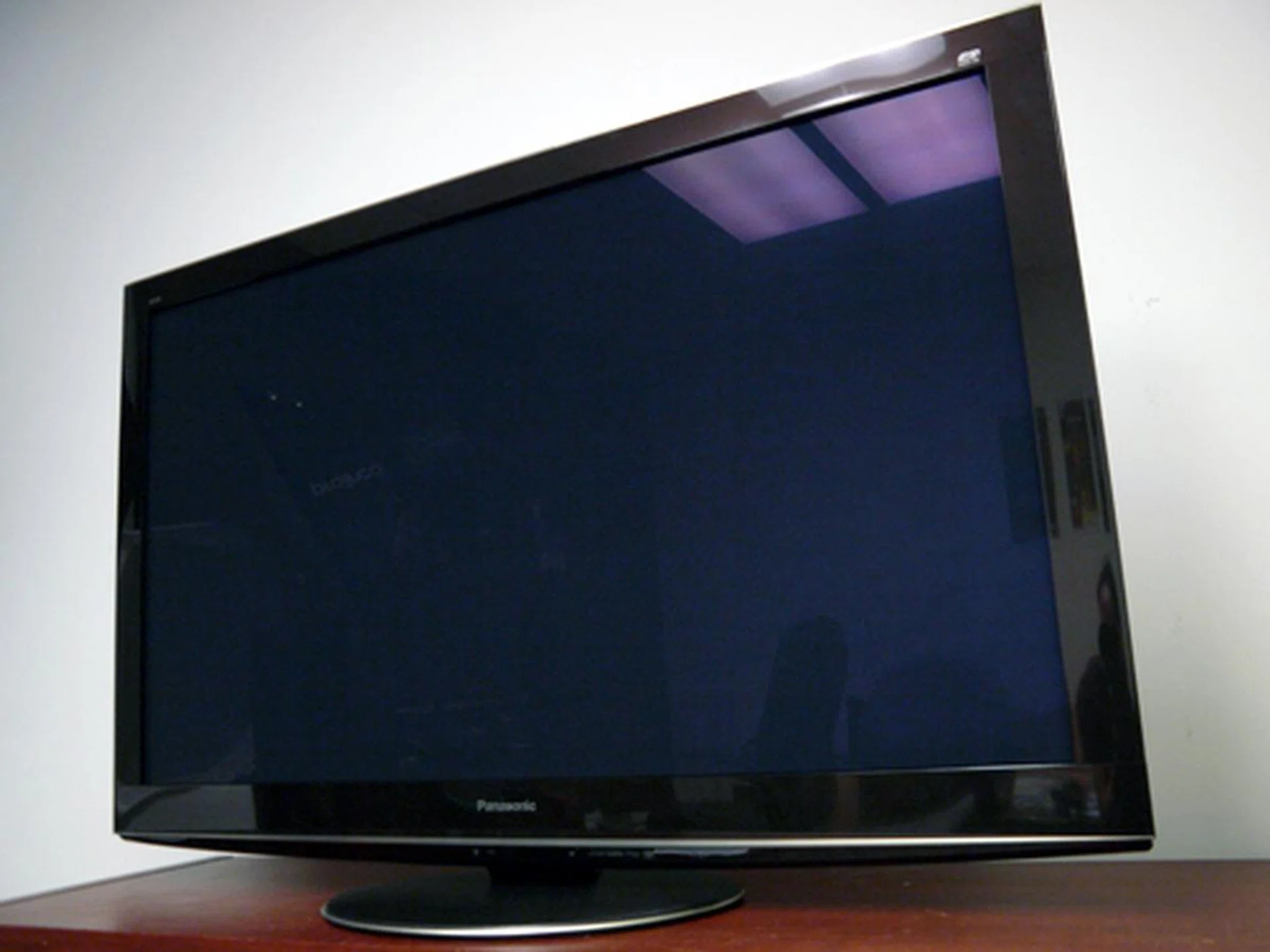 Looks wise, the VIERA VT20S is unlikely to be dominate dinner conversations such as the swankier LG INFINIA or Samsung's Series 9 suite. On the flip side, however, the VT20S' somber brown hues and sliver accents does lend a charming quality of its own.