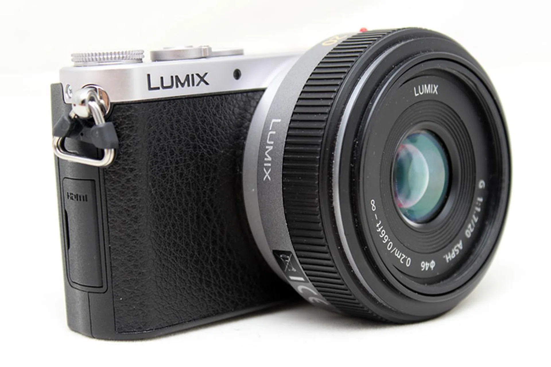 The 20mm f/1.7 pancake lens lifts the GM1 a little off the table, but the entire package still feels balanced.