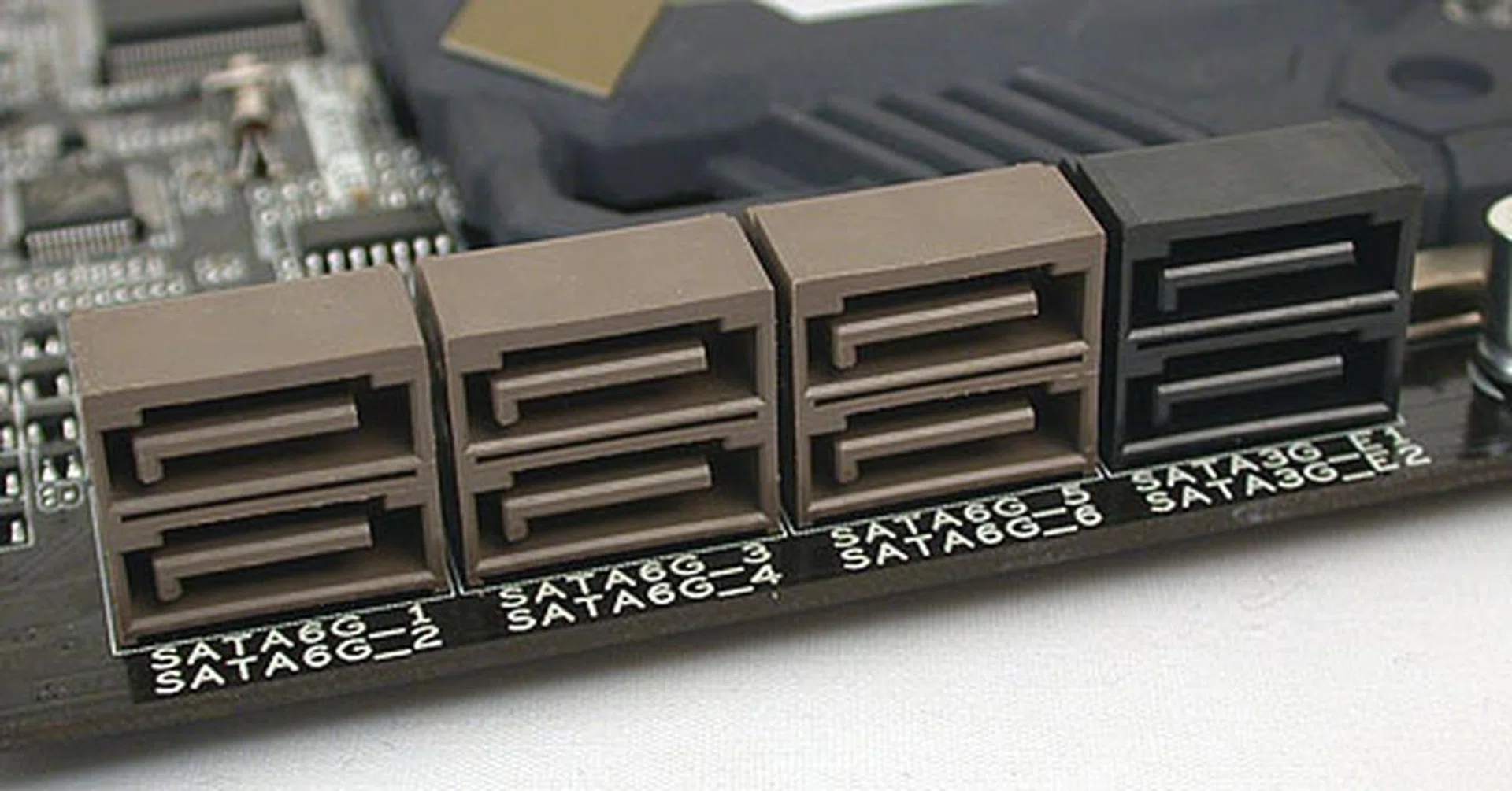 AMD's SB950 provide the same number of SATA 6Gbps ports as its predecessor, the SB850. ASUS has added two more SATA 3Gbps ports via a JMicron controller.
