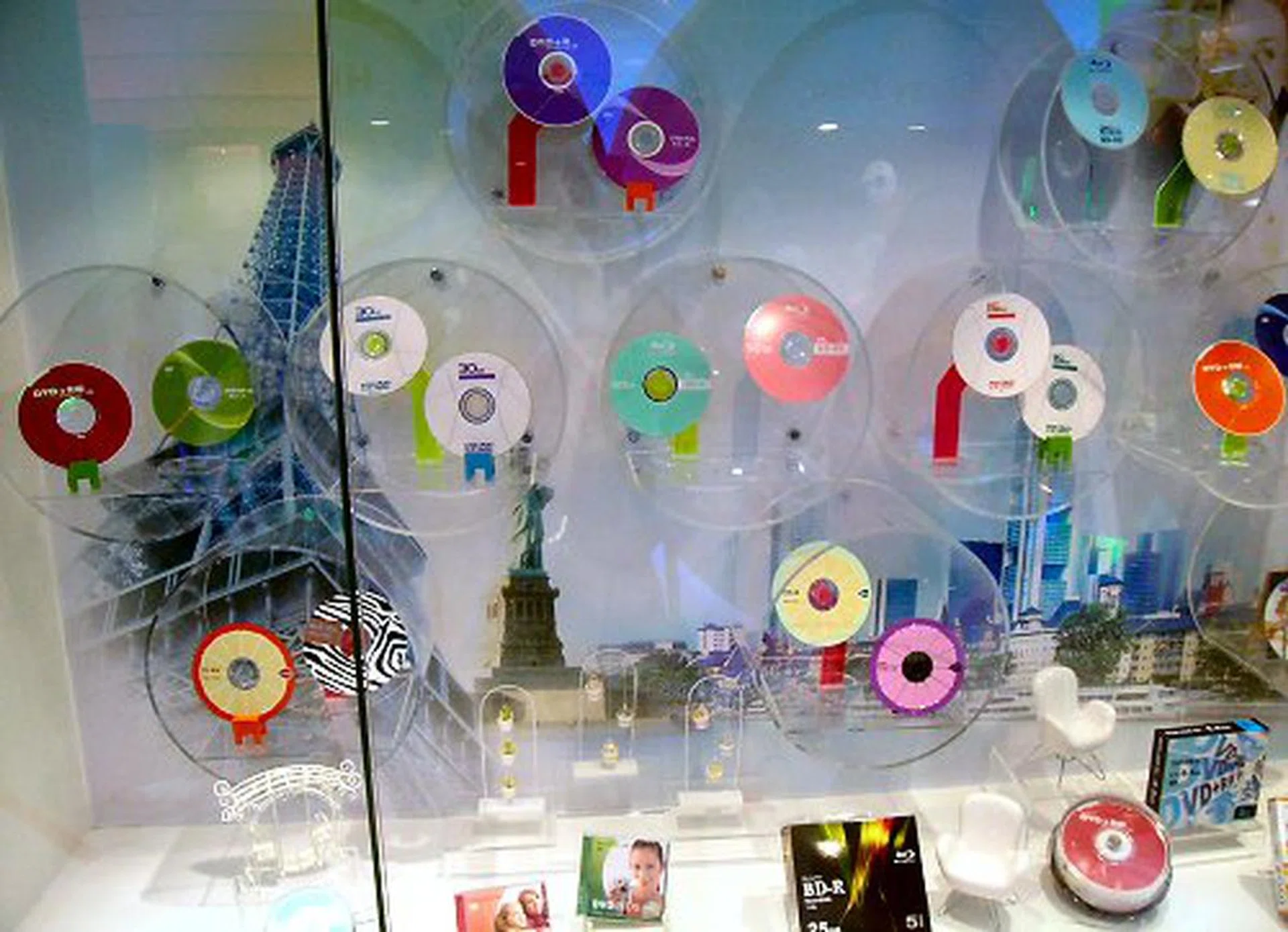  There haven't really been a lot of updates in the Blu-ray and HD DVD disc area, so while every optical disc manufacturer still showcases their range of HD DVD and Blu-ray discs, we find that everyone has additional attractions.  