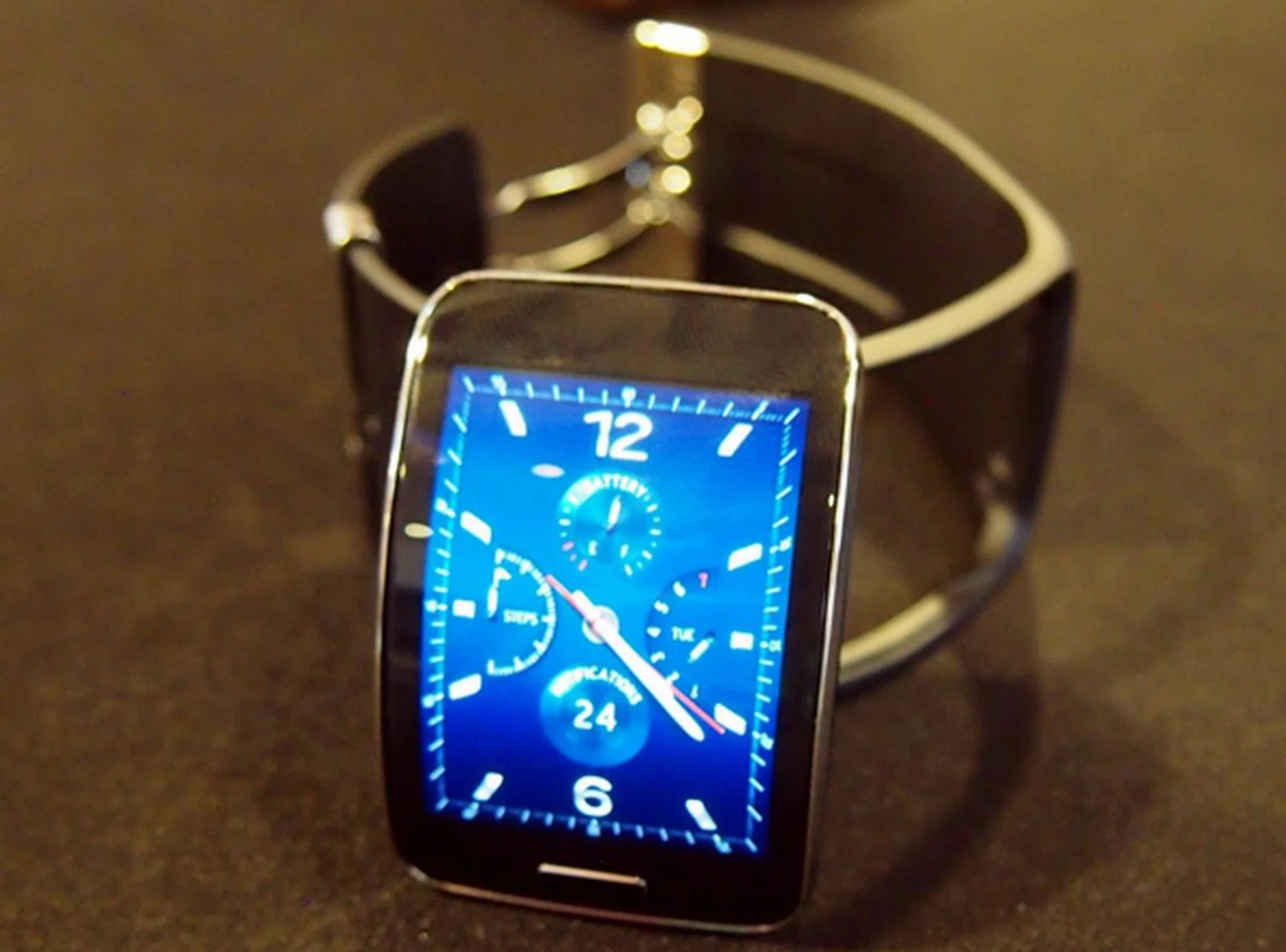 The core module of the Samsung Gear S is easily removed from the rubber strap.