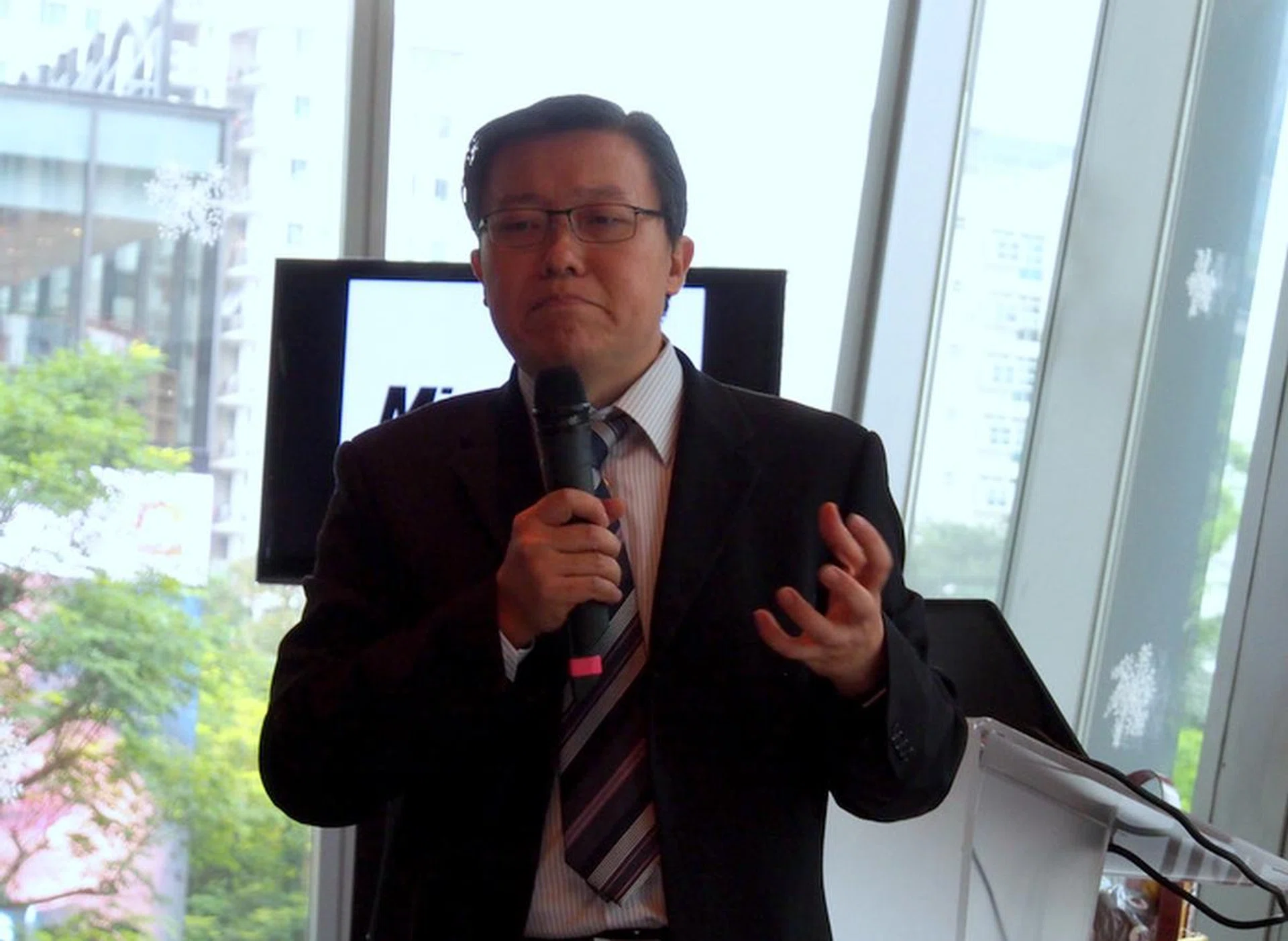 Mr. Lim Teck Sin, Fujitsu's vice president of product marketing and engineering getting ready to introduce Fujitsu's new products for 2014.