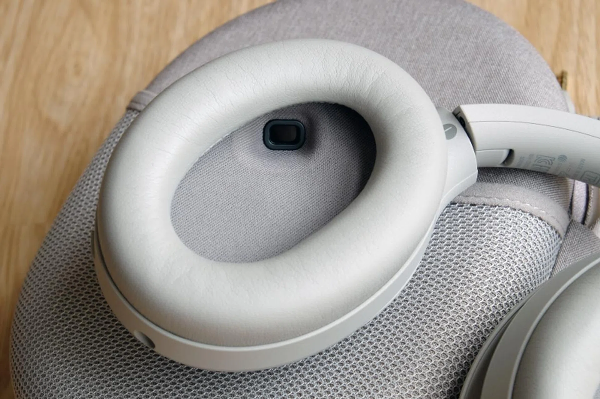 The proximity sensor is in the left earcup.