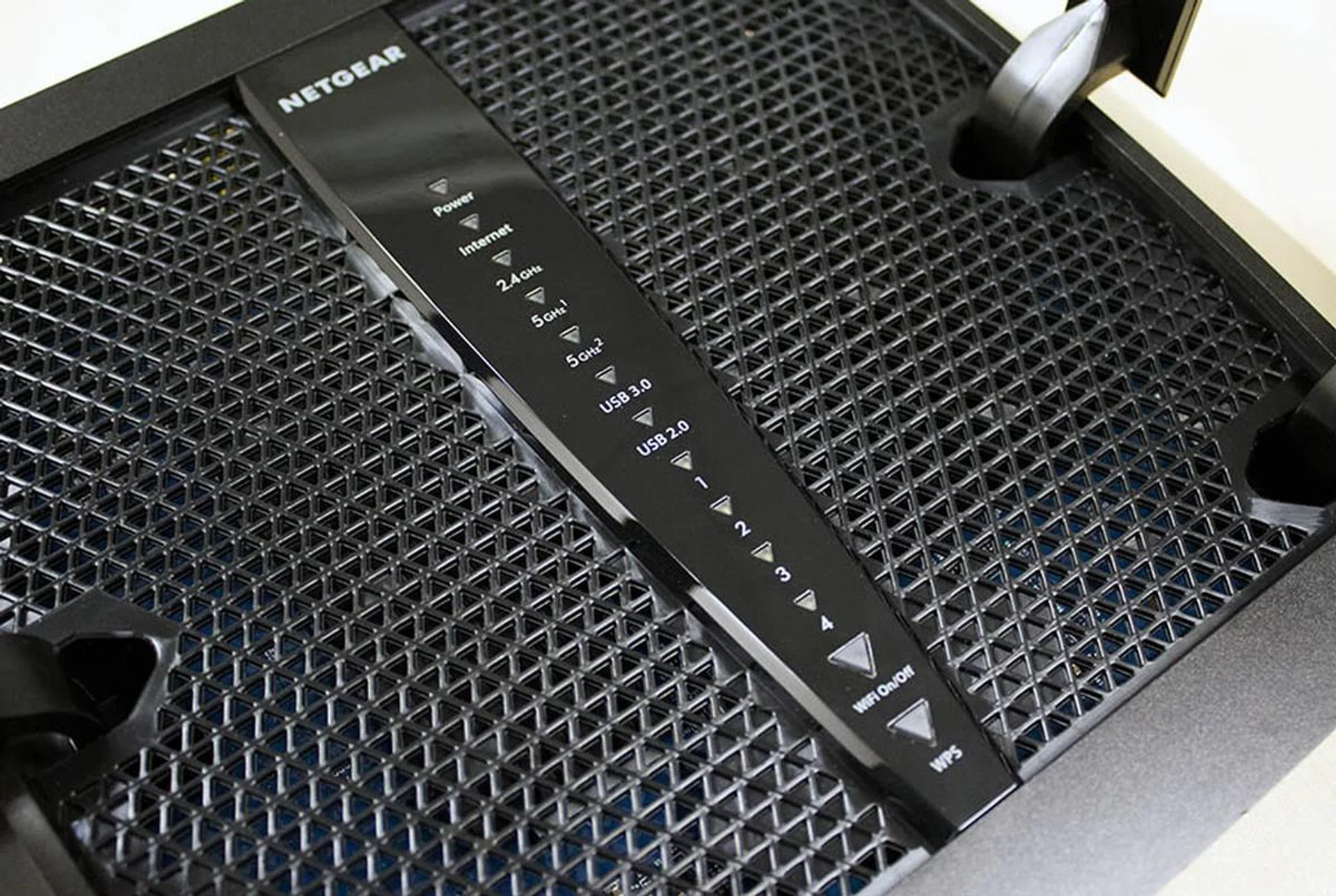 A column of LED indicators let users quickly check on the router's operating status.