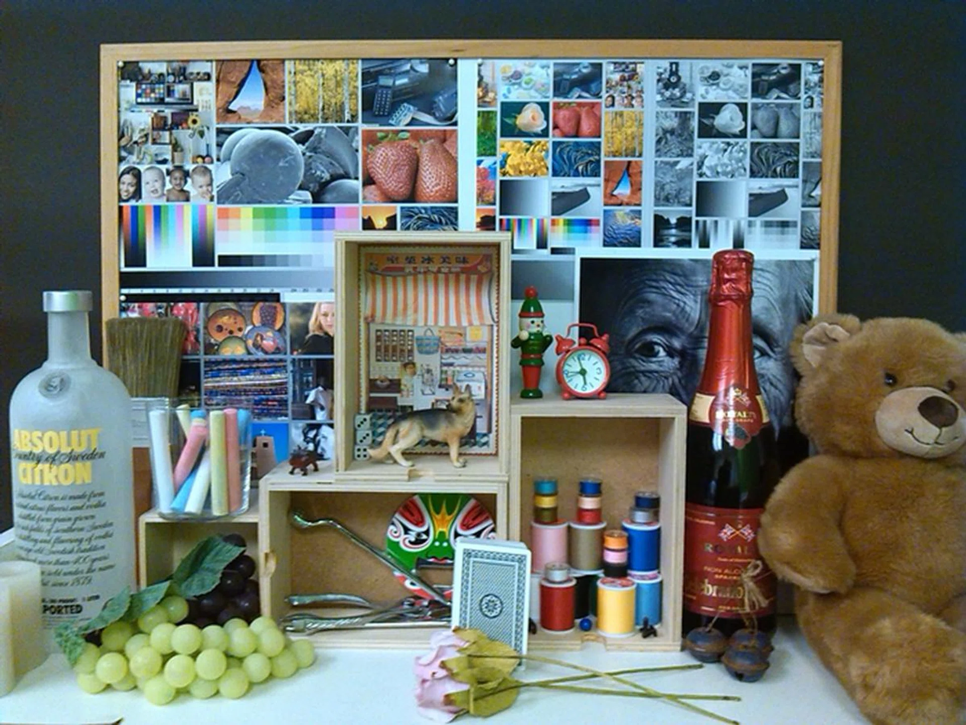 Image reproduction is average. While clarity and details aren't too bad, colors are off with high noise levels in this indoor test shot. Click on the image to see the full-res photo.