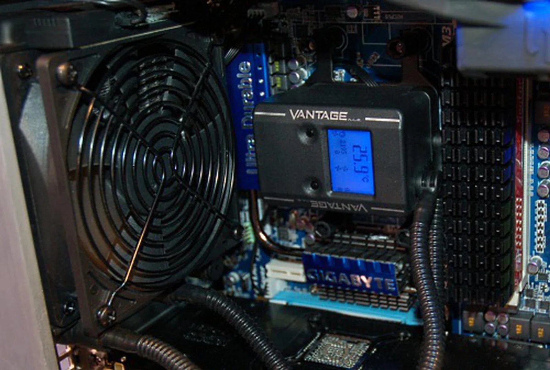 The Vantage CPU liquid cooling system features a wireless chassis monitoring and control system that automatically regulates the fan speeds, even those by third parties through a special fan node.