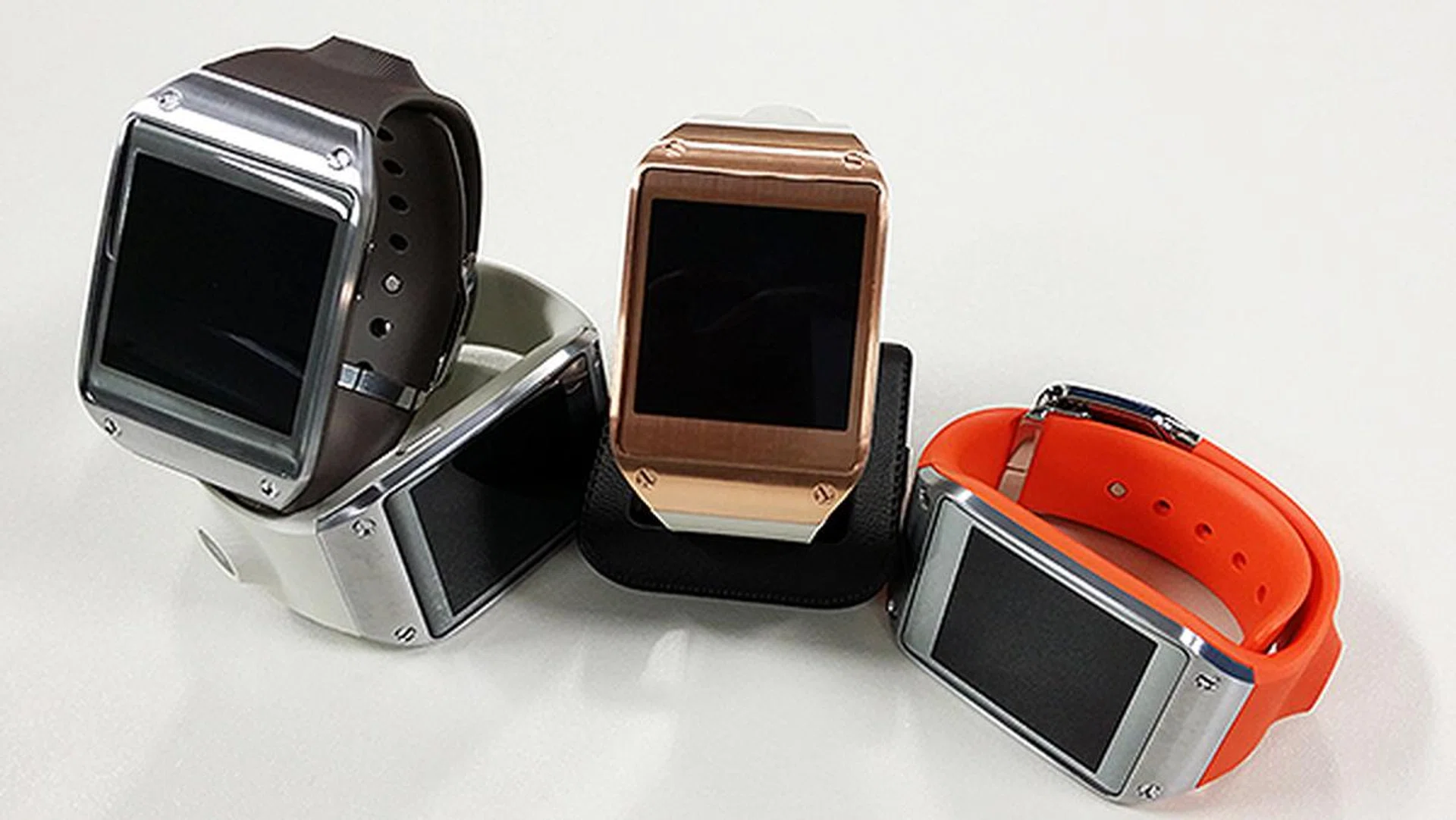 Most of the color options available for the Galaxy Gear were displayed at the event. 