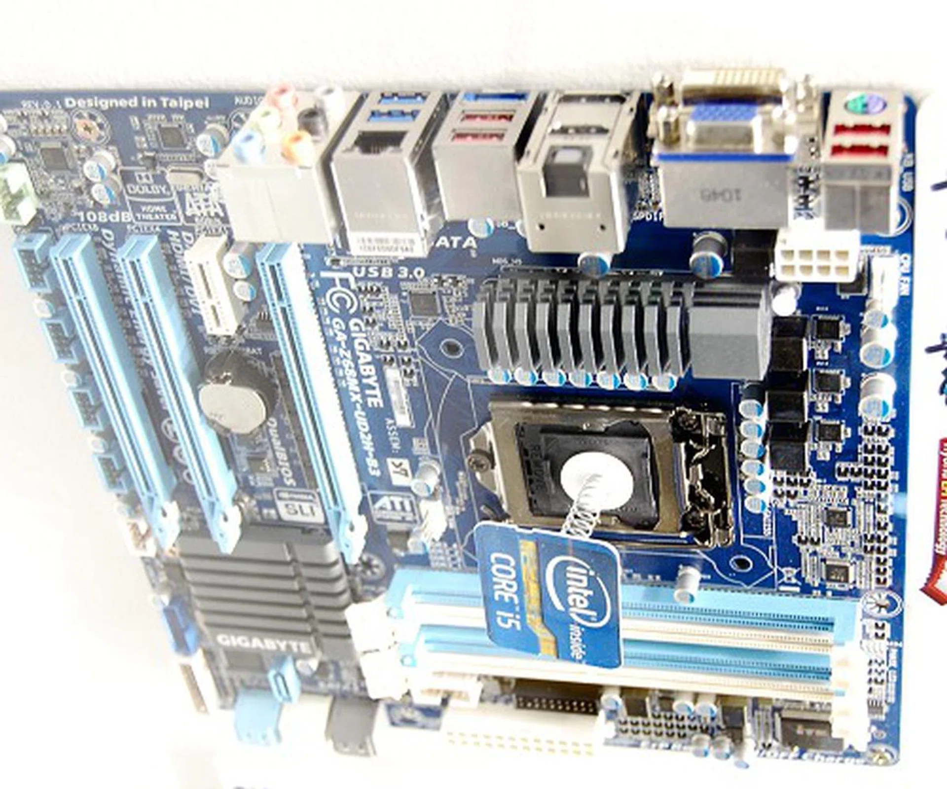 And for those who need a more mainstream variant, meet the GA-Z68MX-UD2H-B3. We figure that the Z68 boards with the "X" nomenclature feature onboard video output courtesy of the Sandy Bridge processors. Apart from the video output ports, this micro-ATX board also supports Lucid's Virtu technology to take advantage of onboard and discrete graphics, Touch BIOS for Windows based BIOS manipulation, and all the other standard expectations like USB 3.0, SATA 6Gbps and many other Gigabyte-centric features.