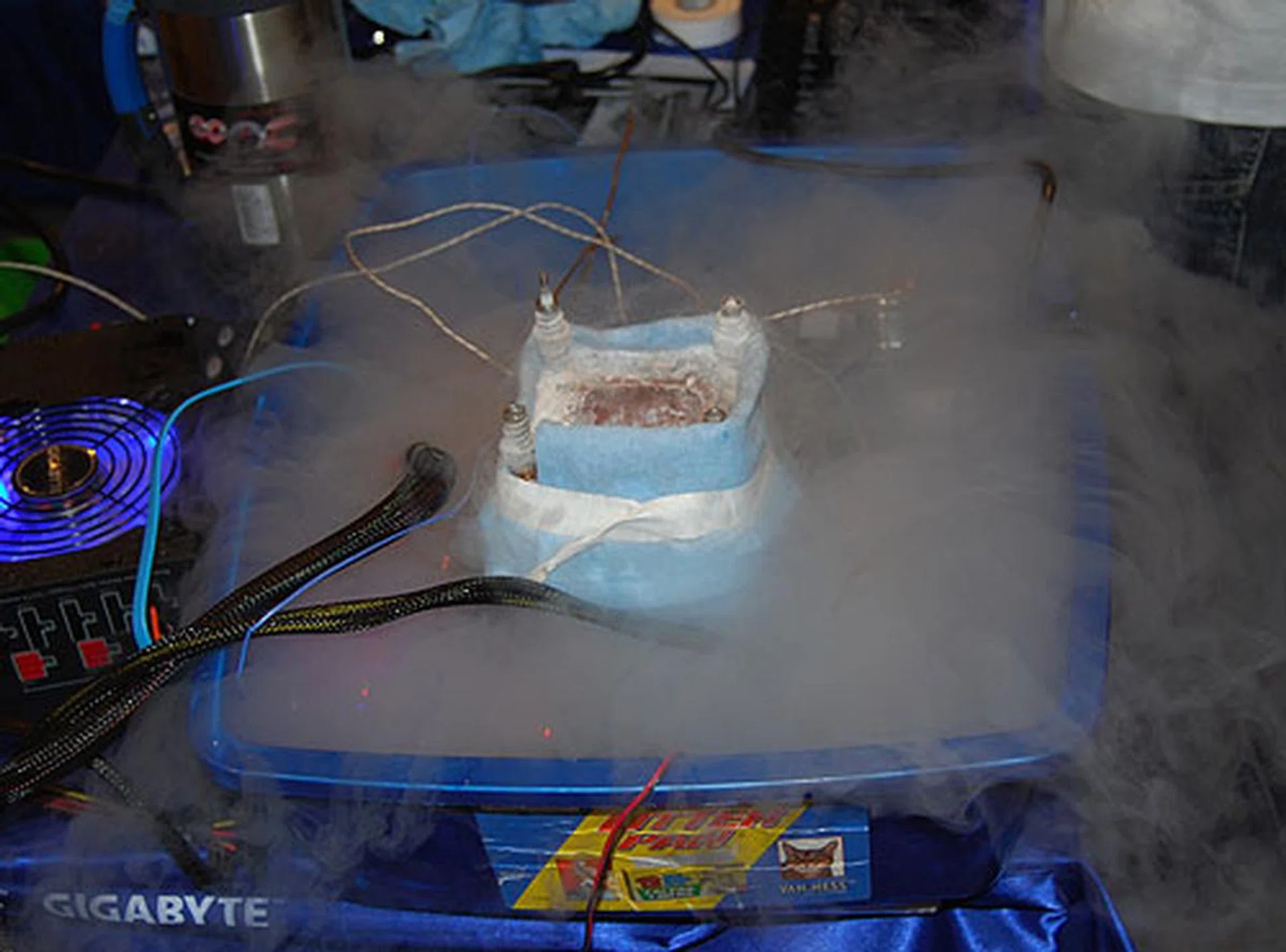 Giving his motherboard and CPU the LN2 bath is mikeguava's (USA) setup. 