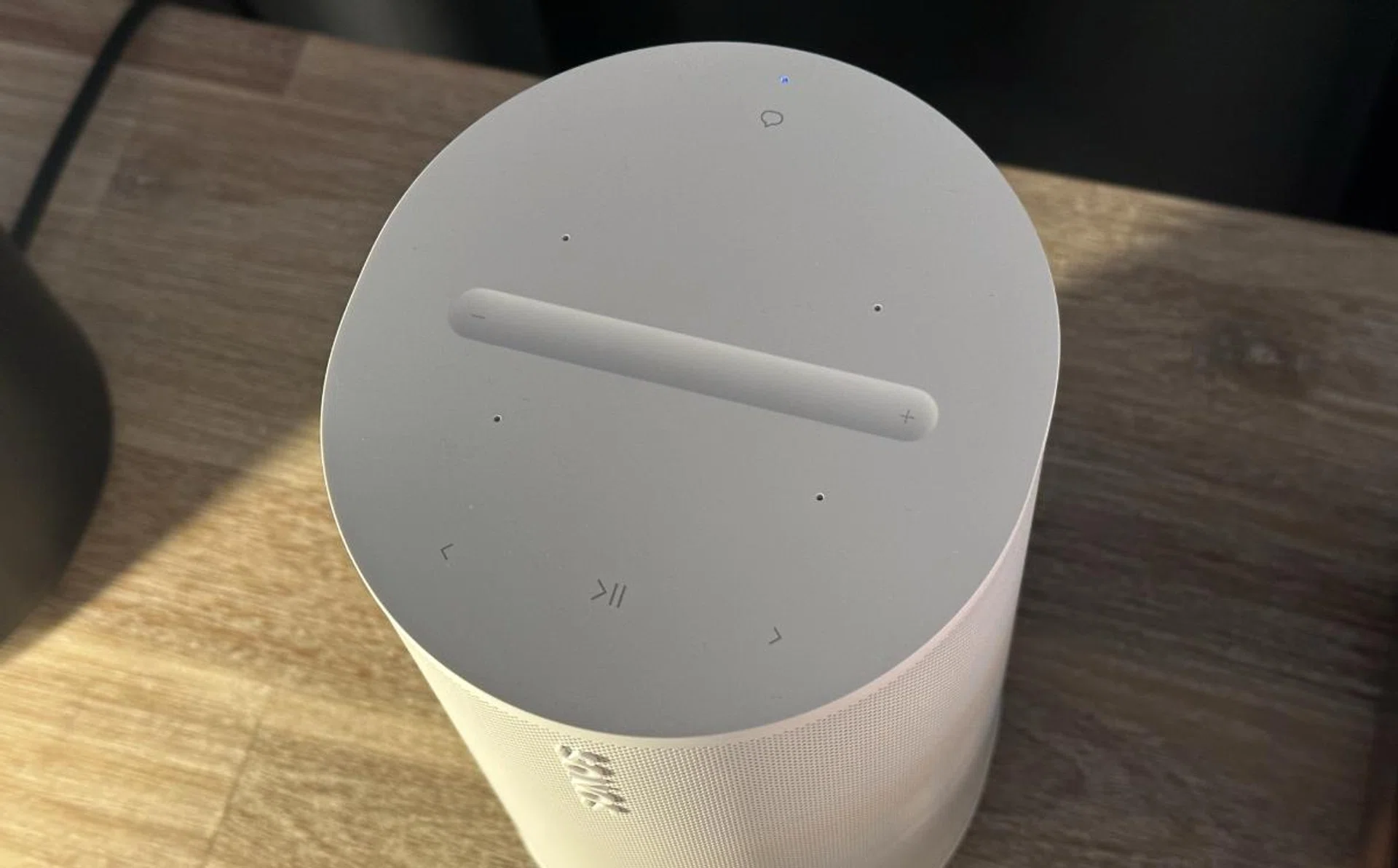 The horizontal indent at the top makes it easy for users to adjust the volume of the speaker by touch.