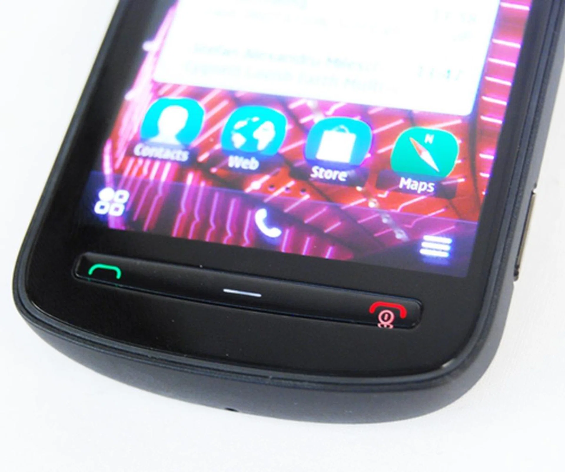 The thin button control is accompanied by the adaptive menu bar at the bottom of the screen (it changes depending on what you are doing on the phone) - these form the crux of the user experience behind navigation on the PureView.