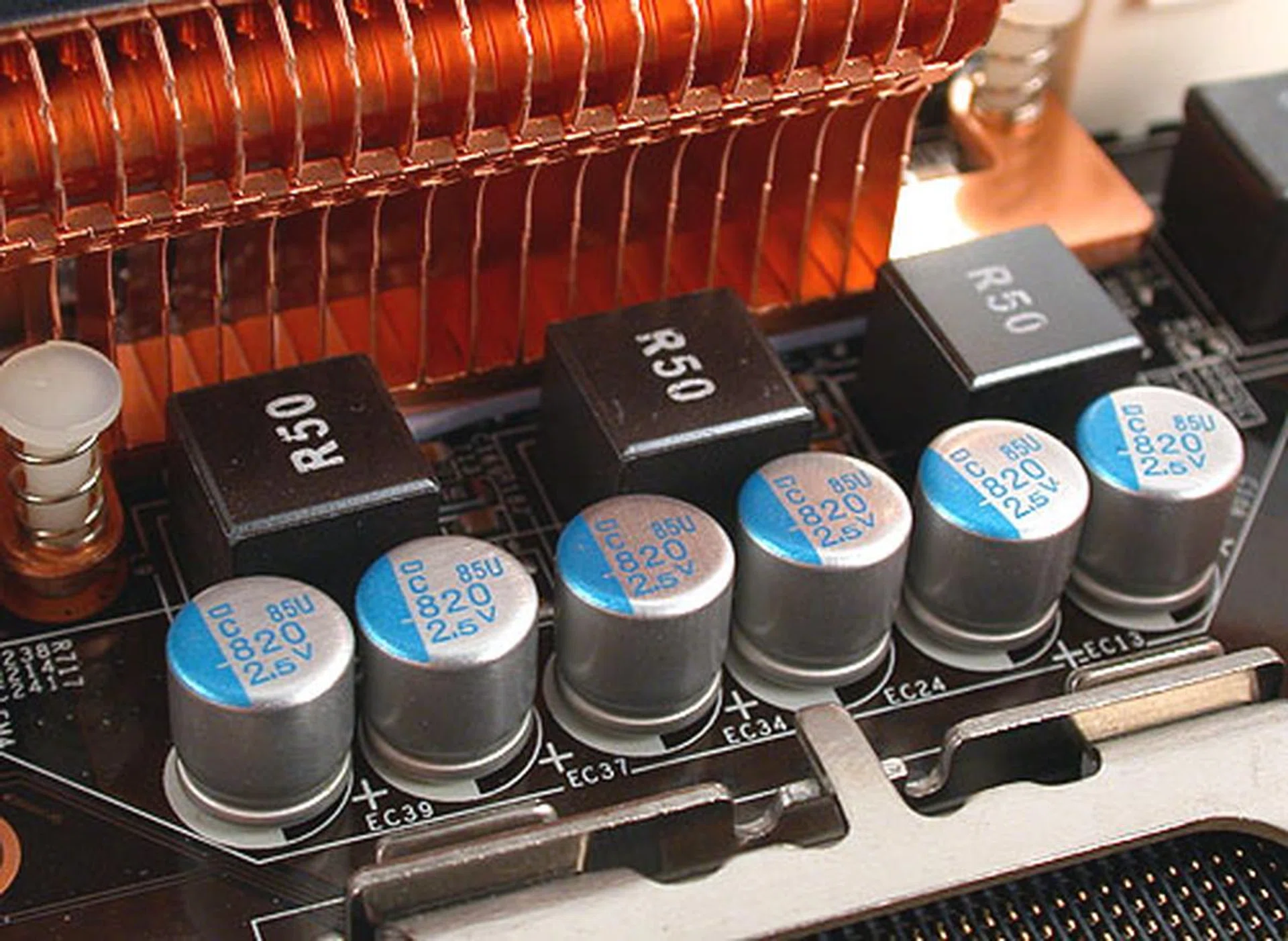 While the MSI P45 Diamond is equipped with polymerized capacitors, the Platinum stays with the now standard solid capacitors. The CPU is supplied by a five-phase PWM design. Two-phase power is also used for its memory and MCH, giving it greater stability.