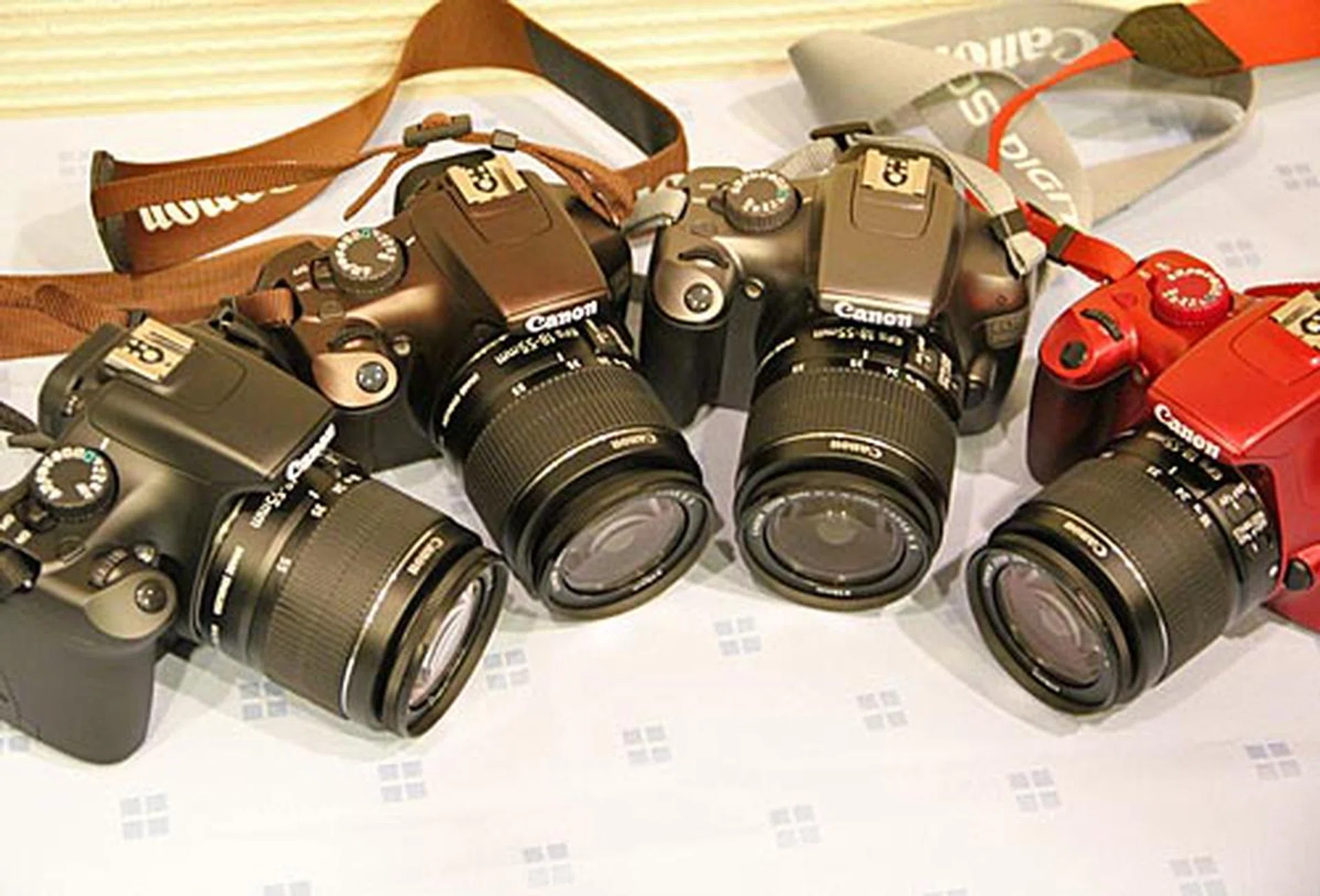 The EOS 1100D is the successor to the budget 1000D (finally!). It features a 12.2-megapixel CMOS sensor, sensitivity from ISO 100 to 6400, 9-point AF, 63-zone dual layer metering, 720p HD video recording, Creative Auto, Basic + function, and Feature Guide, among others. It’s available in four colors: black, red, brown or metallic gray.