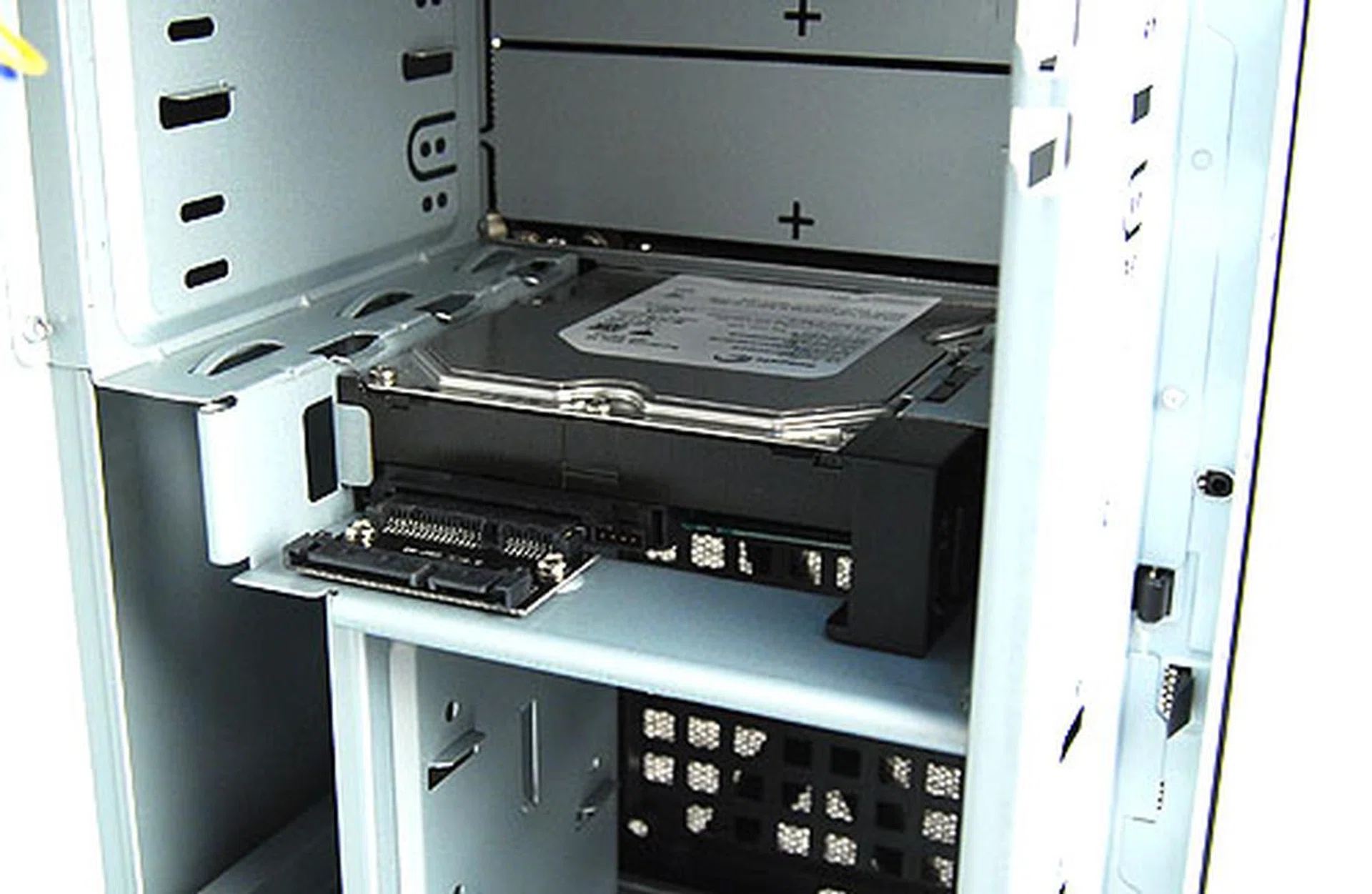 The one unique thing about the Antec 200 casing is the inclusion of a single front-loading 3.5-inch hot swappable bay.