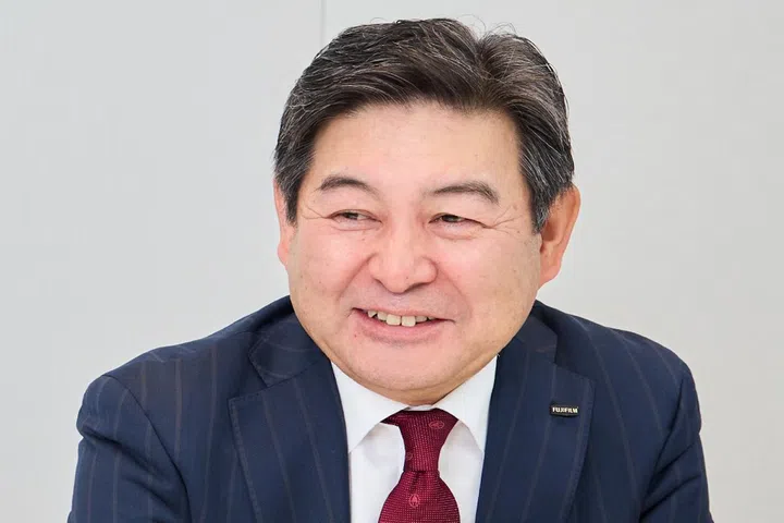 Corporate Vice President of FUJIFILM Business Innovation Shiro Kikuchi explains, “Our cloud system’s real strength is its ability to continually evolve, allowing us to quickly and flexibly meet the changing needs and demands that arise after implementation.” Photo: FUJIFILM Business Innovation