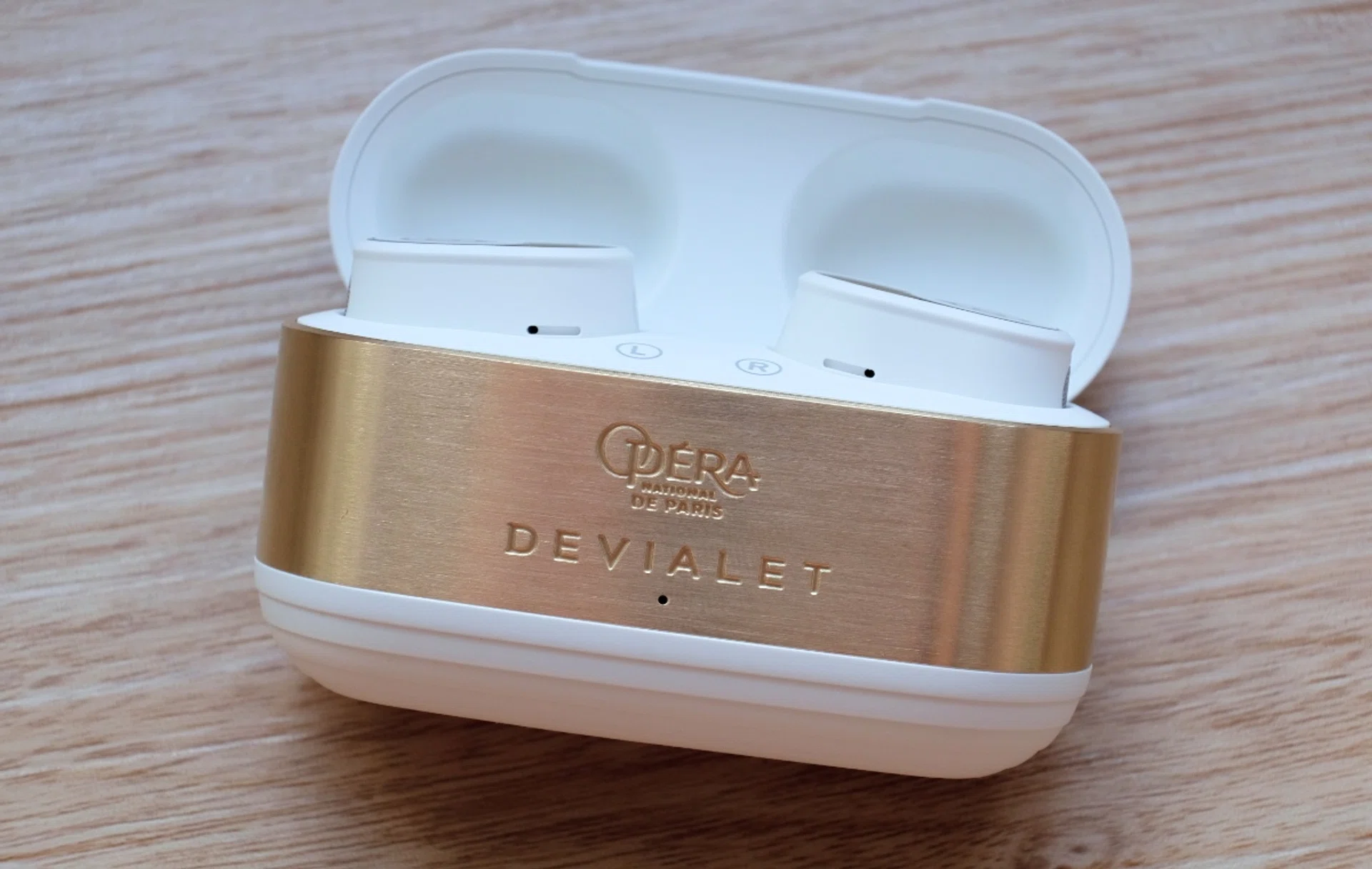 This is the pricier Opéra de Paris version of the Gemini II which has a 24-carat gold-plated finish on the charging case.