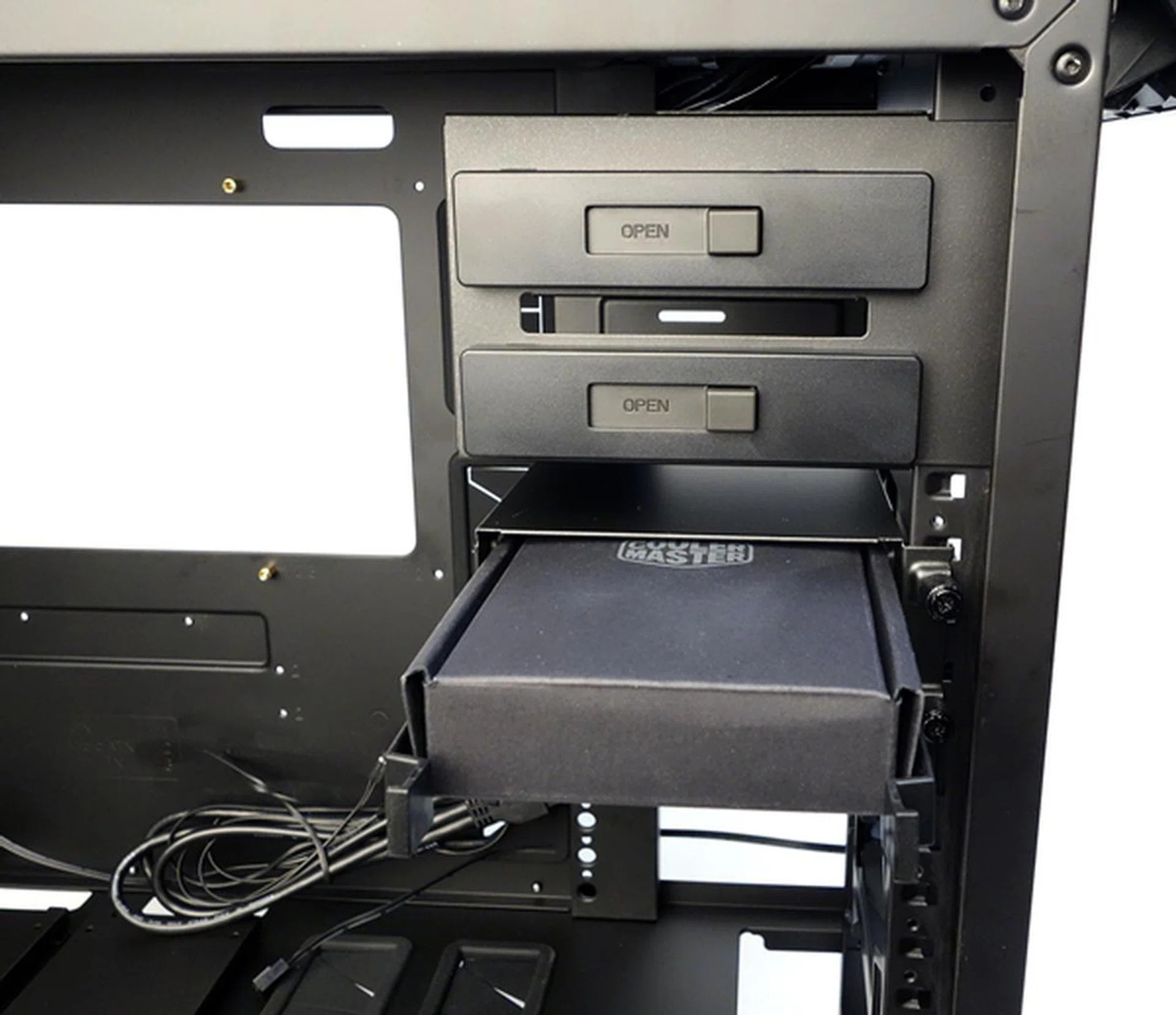 The ODD is secured at the 5.25-inch drive bay with a latch.
