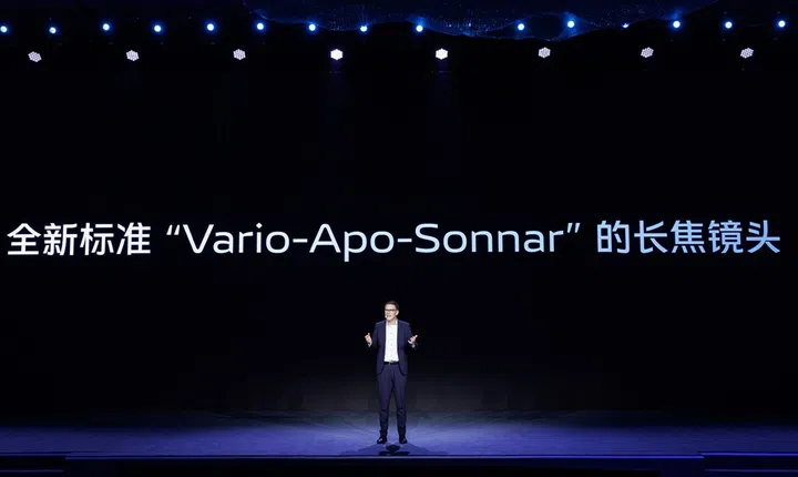 ZEISS collaboration for Vario-Apo-Sonnar lens on periscope cameras.
