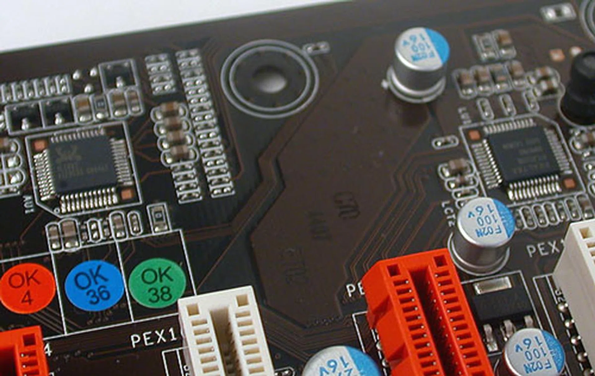 Both the HD audio and Gigabit Ethernet uses Realtek controllers. We wished there was a USB 3.0 controller to bring it on par with the other boards. 