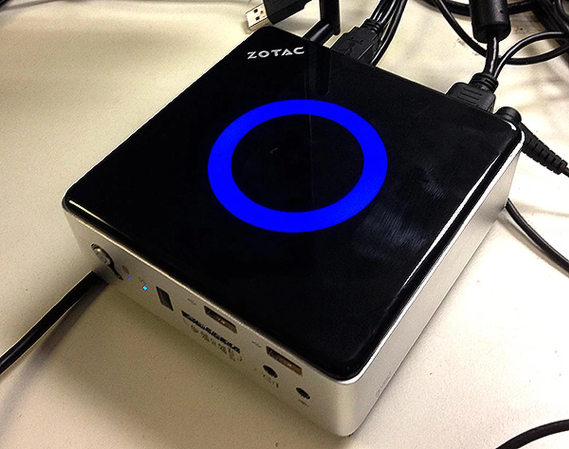 When in operation, a blue ring of light appears on the top panel. It reminds me of Tony Stark's Arc Reactor.