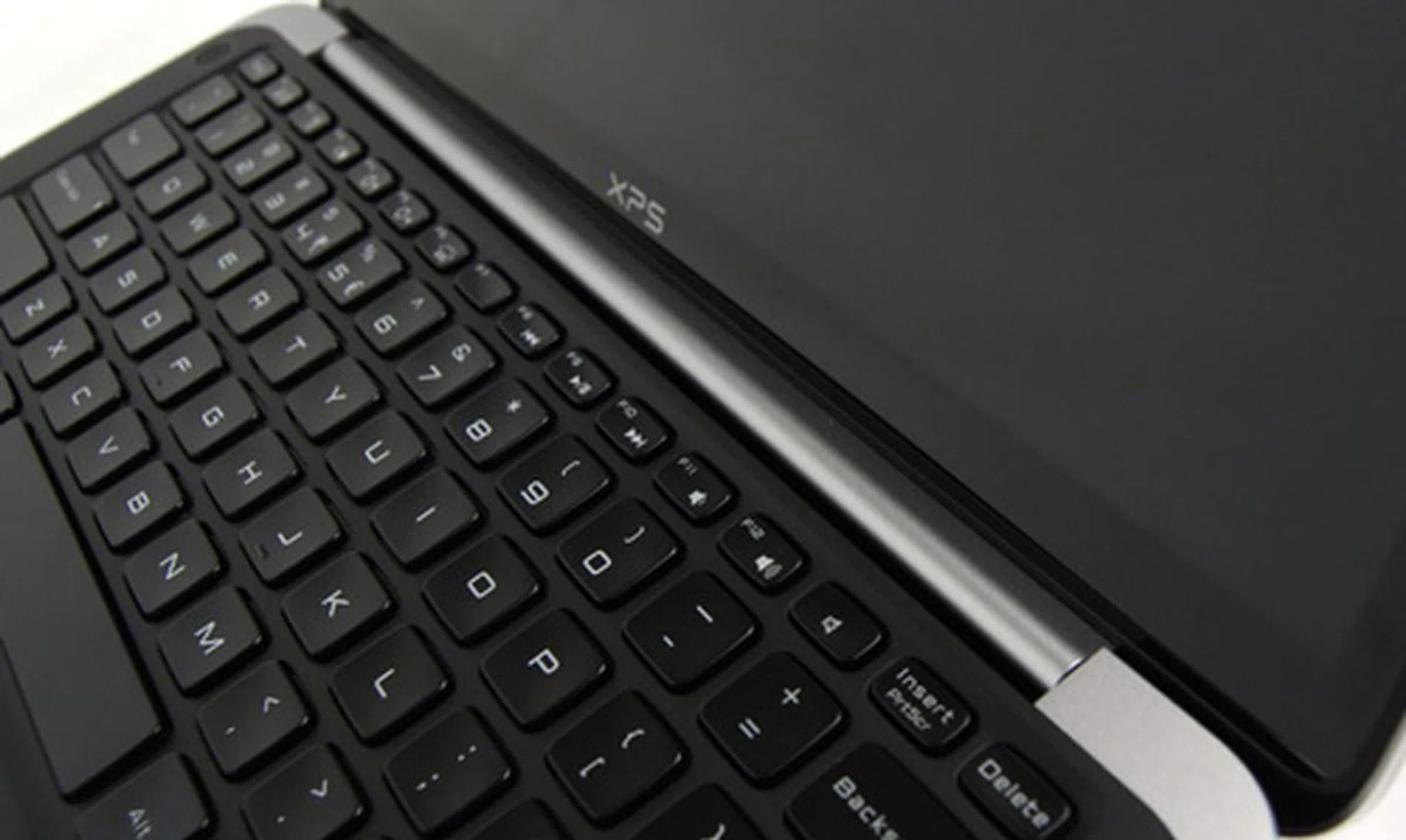 The weight of the lid and its excellent hinge makes the XPS 13 open very smoothly.