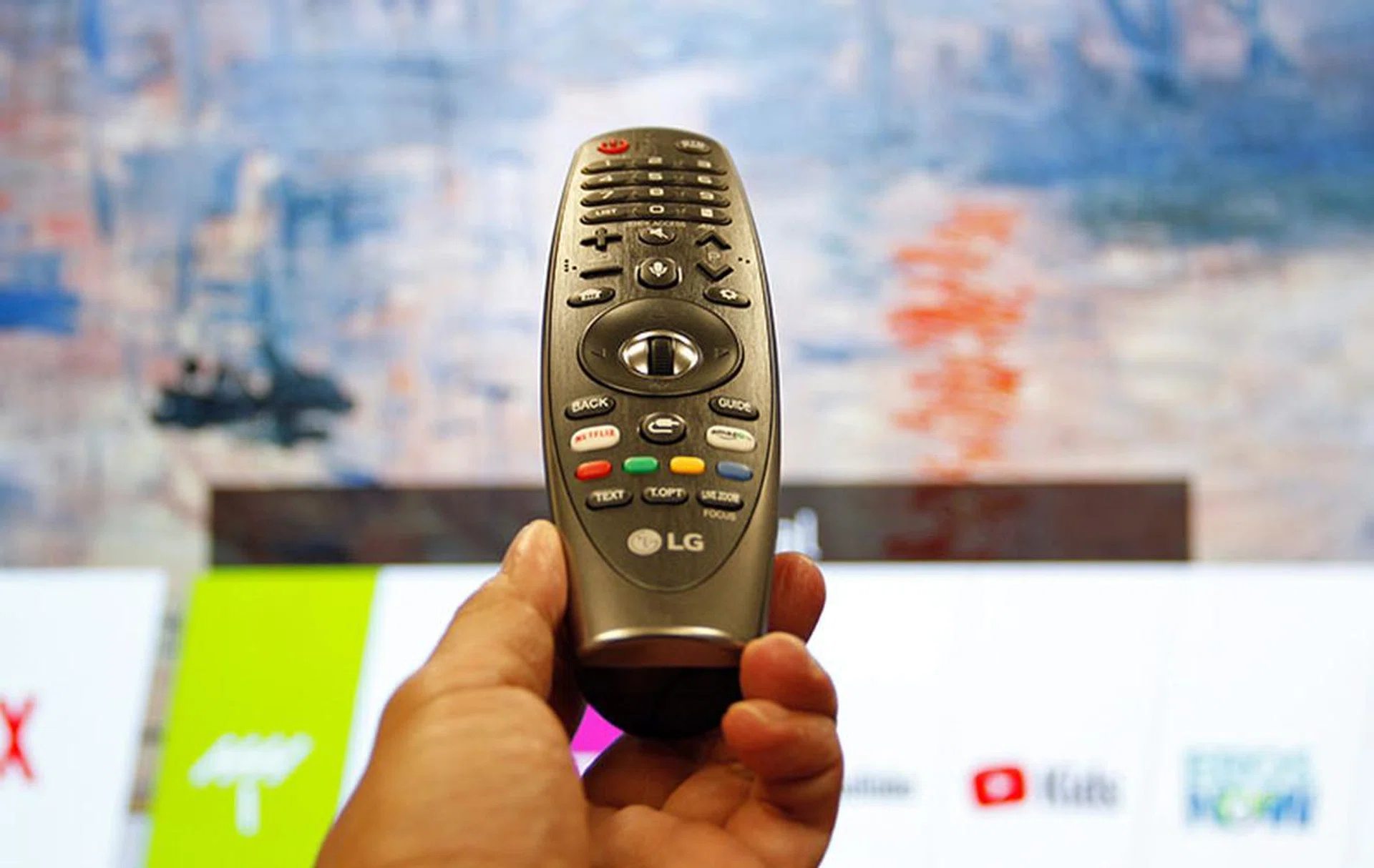 The W8's smart remote control (LG calls it Magic Remote) has dedicated Netflix and Amazon shortcut buttons.