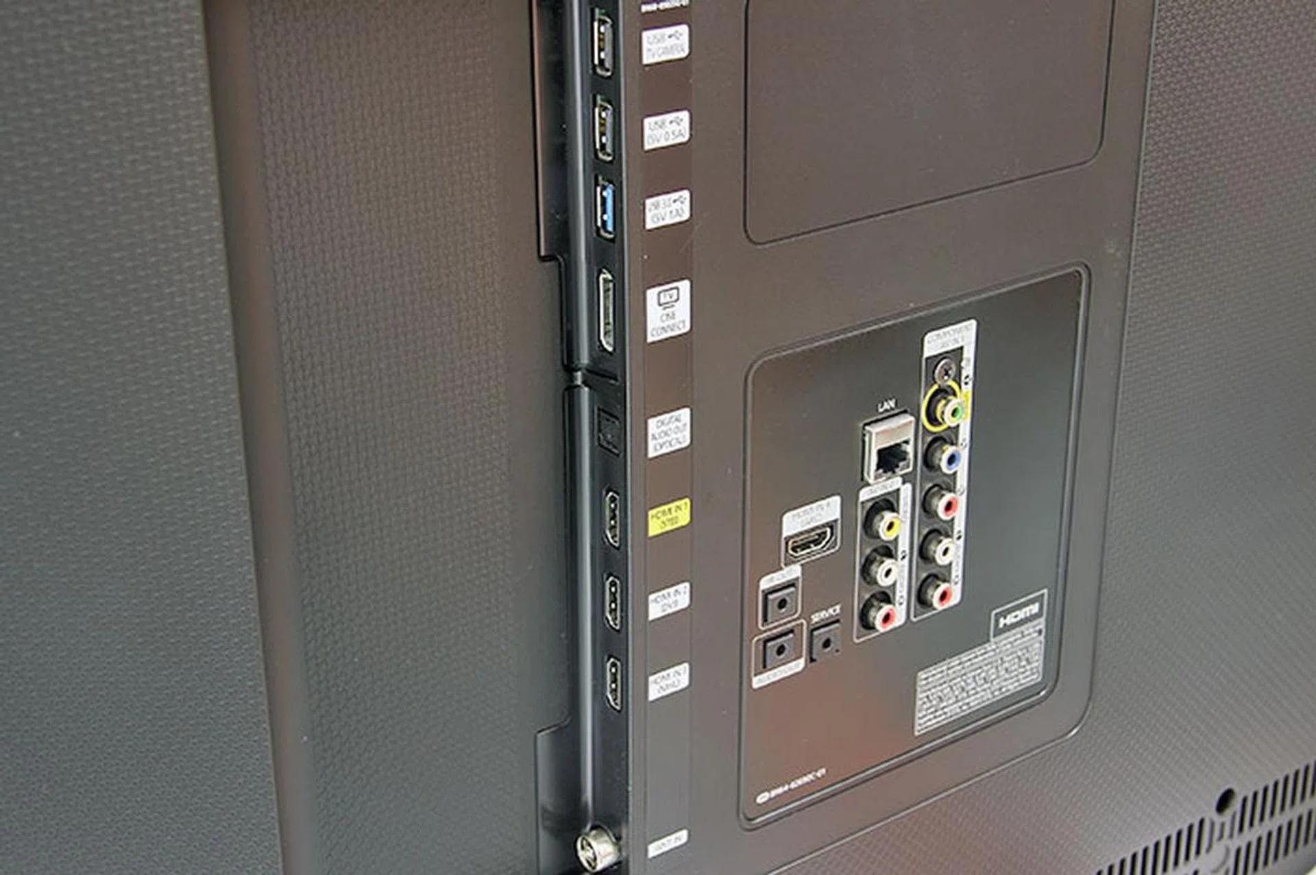 The HU8500 doesn't use the external One Connect box; all the connections are found on the back of the cabinet.