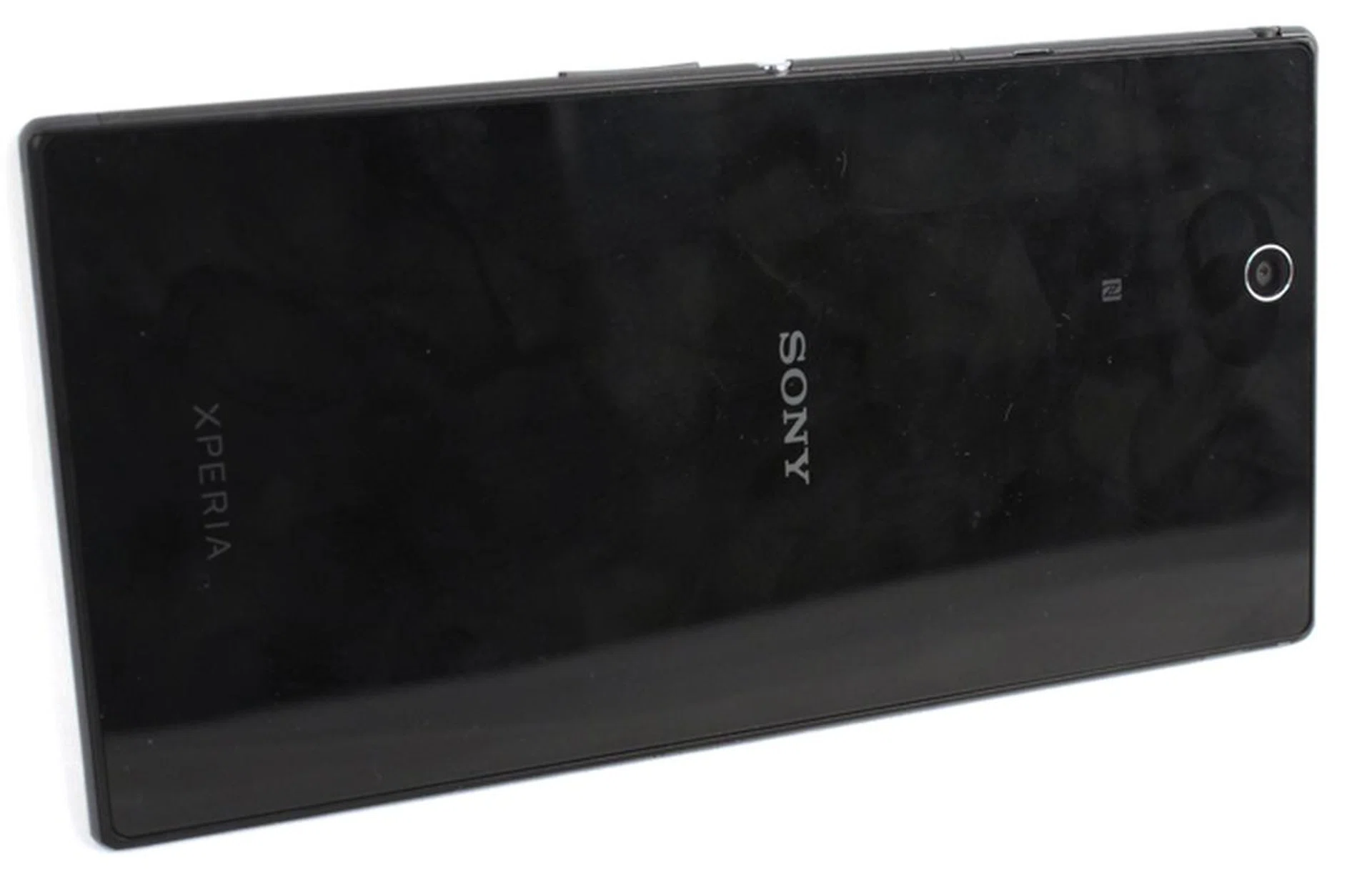 The rear glass panel picks up fingerprints and smudges like crazy! The larger surface area just makes it even more prone to fingerprints as you're likely to grapple with the large device to get a better grip.