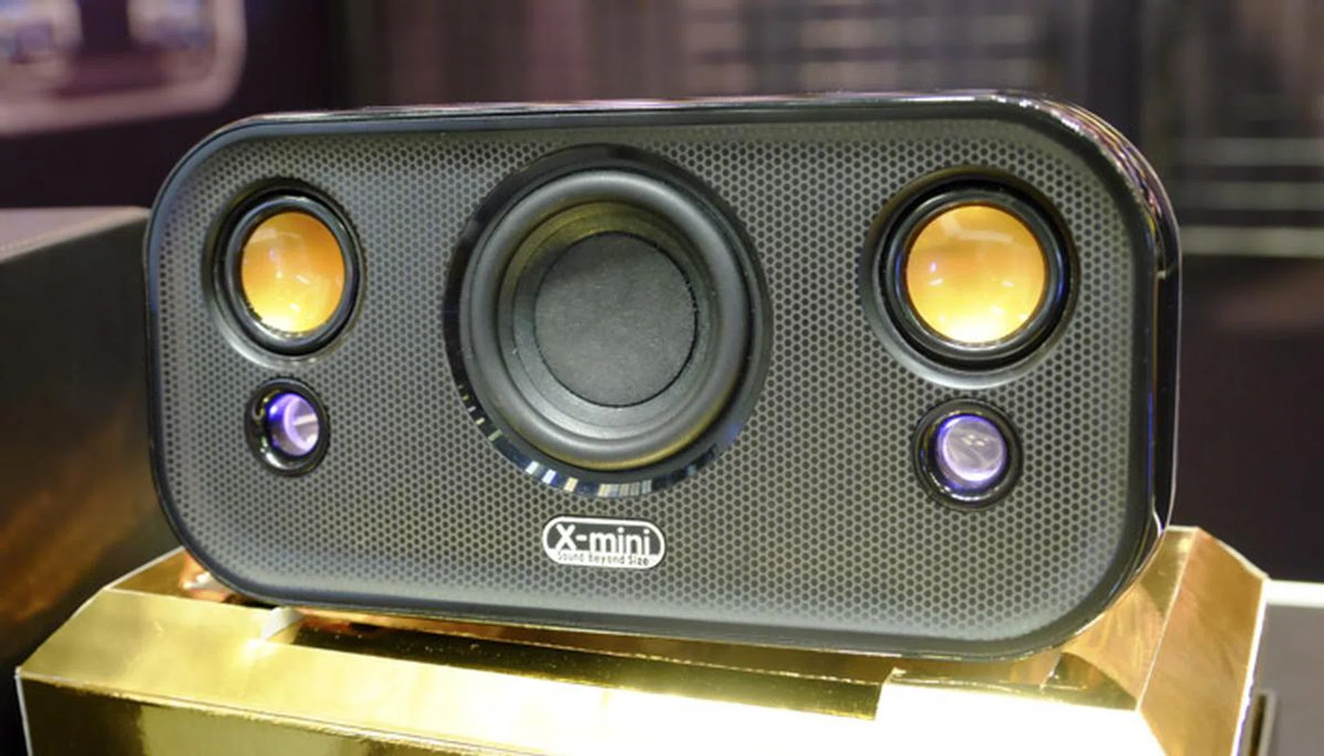 The new X-mini Clear is a 2.1 audio system that pairs ceramic drivers with a custom 70mm active subwoofer. It's currently available for pre-order at Comex for $199 instead of the regular launch price of $299, with a free X-mini Max thrown in. Buy 2 X-mini Clear units for $369, you'll get 2 X-mini Max units worth $128 free.