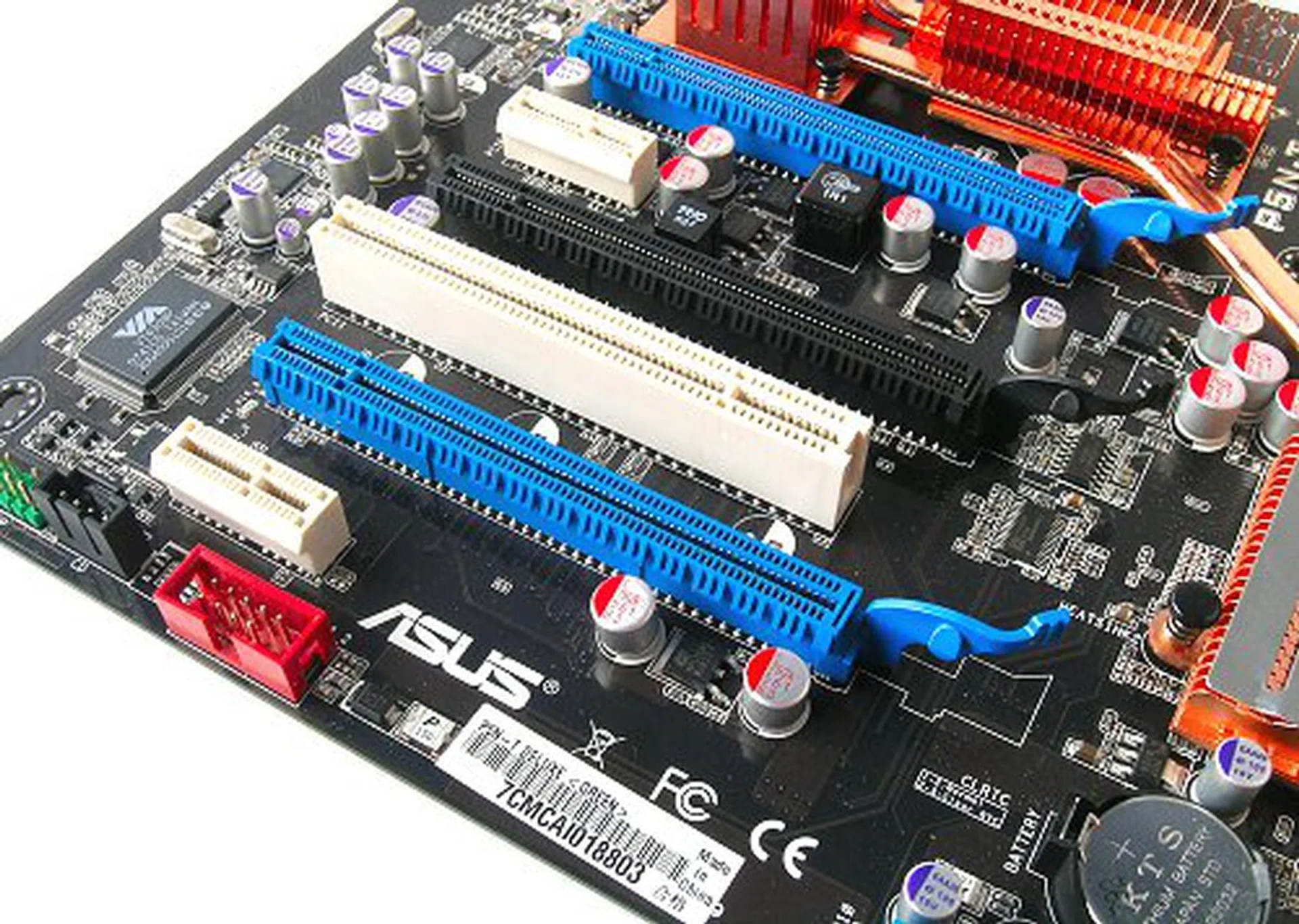With 3-Way SLI, you've got to compromise on available expansion slots. For those that swear by a discrete sound card, you've got only one PCI slot, so use it wisely.