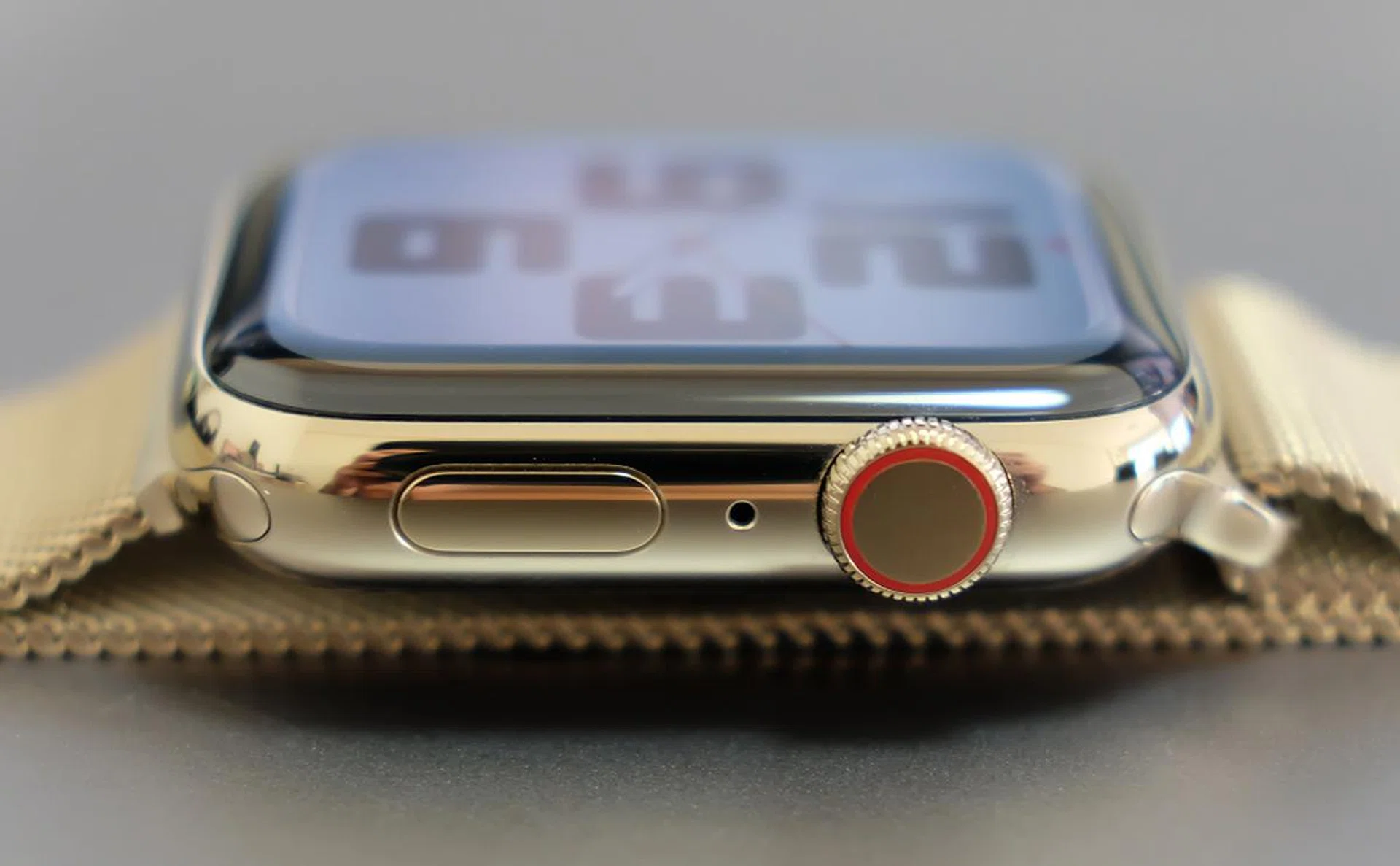 The case design is unchanged. Series 6 also gets an updated gold finish that is supposed to mimic the look of 18k yellow gold.