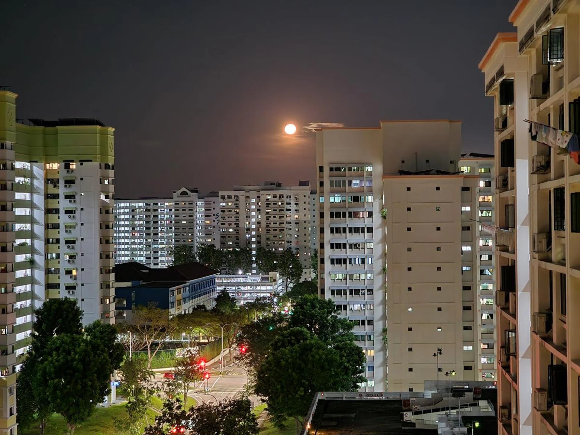 Nightography, Samsung Galaxy S22 Ultra. The moon was particularly orange that evening (a sign of air pollution).