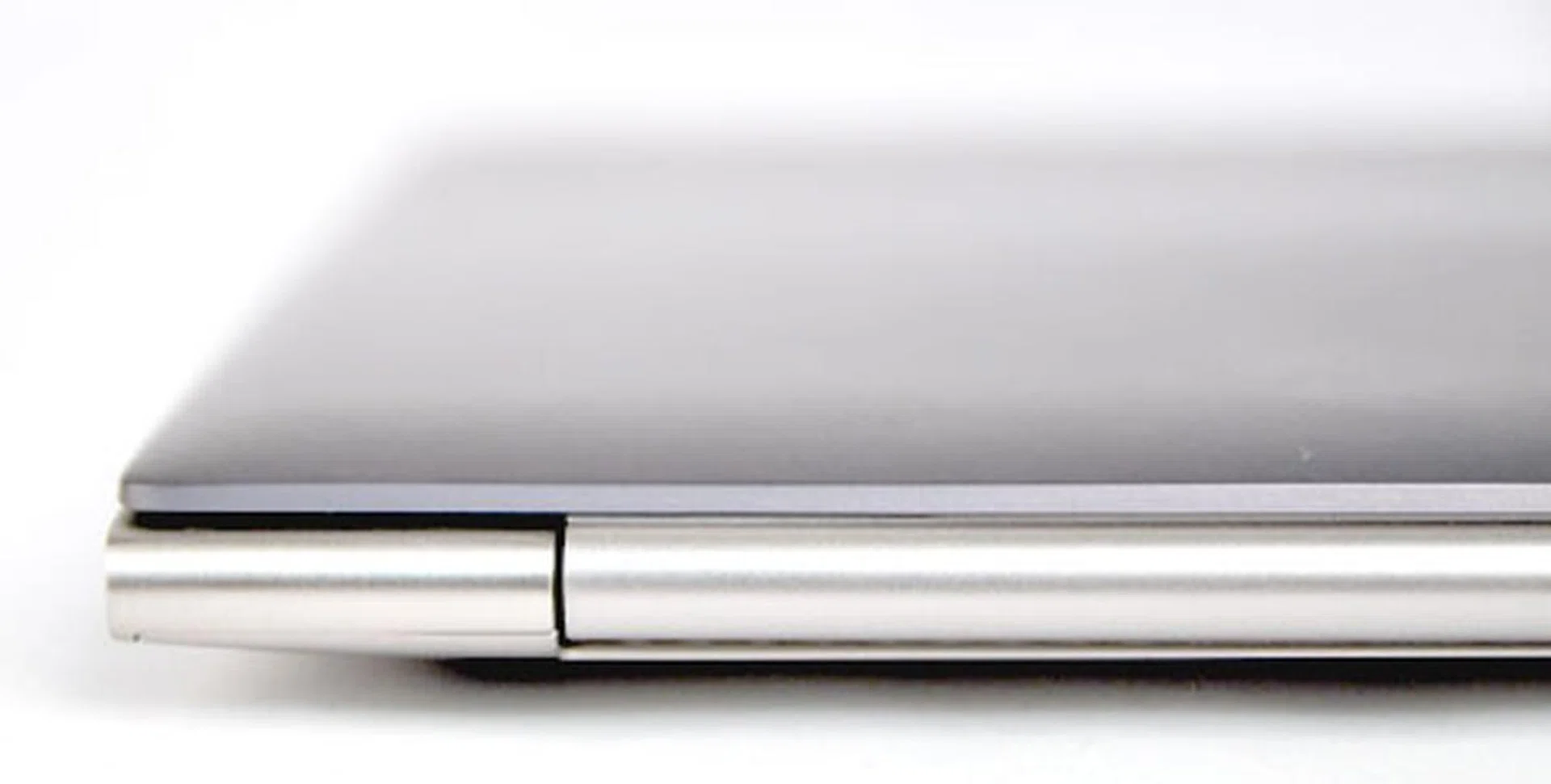 The single metallic hinge of the Asus Zenbook UX31 is sturdy, but because it's fairly tight, it requires two hands to pry it open. 