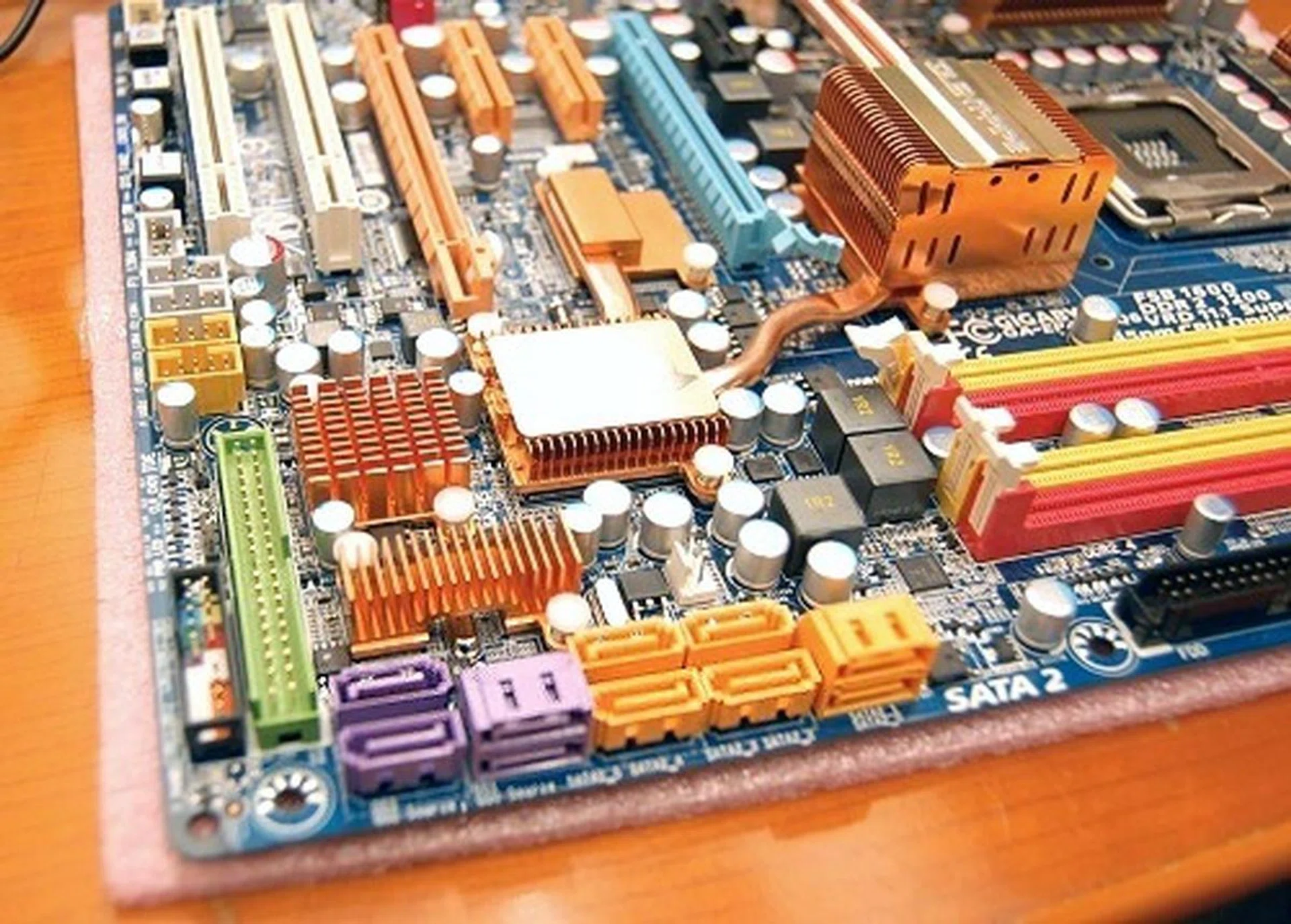 The GA-EP45-DQ6 board supports up to 10 SATA 3Gbps ports, but only six of those (colored orange) are supported directly by the Southbridge chip. 