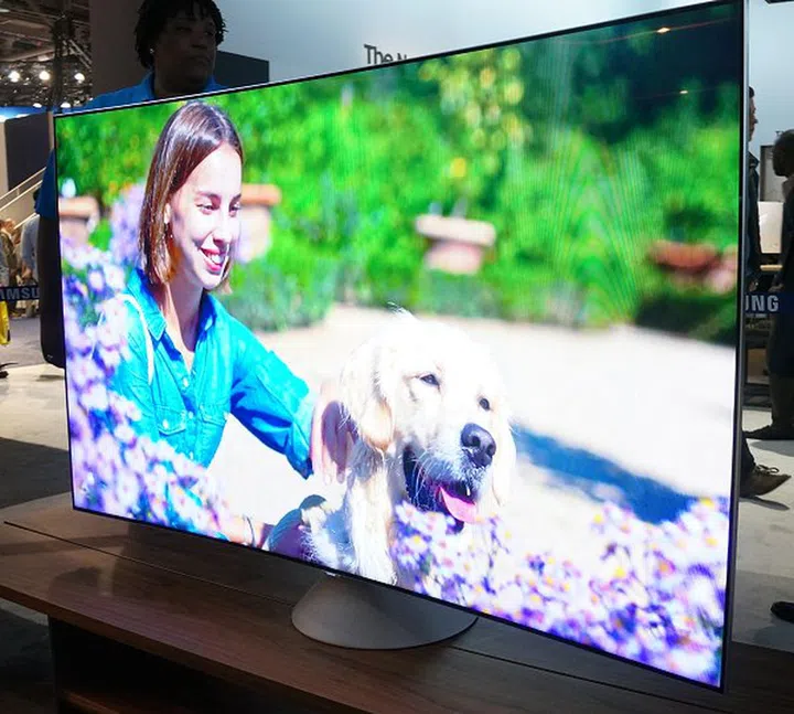 And this is the same TV using a Gravity Stand. A bonus with this stand is the ability to swivel the TV panel to your preferred direction - a capability that has been lost in the pursuit of bezel and TV stand design advances in recent years. For this reason alone, we reckon many would prefer the more practical and space saving Gravity Stand.