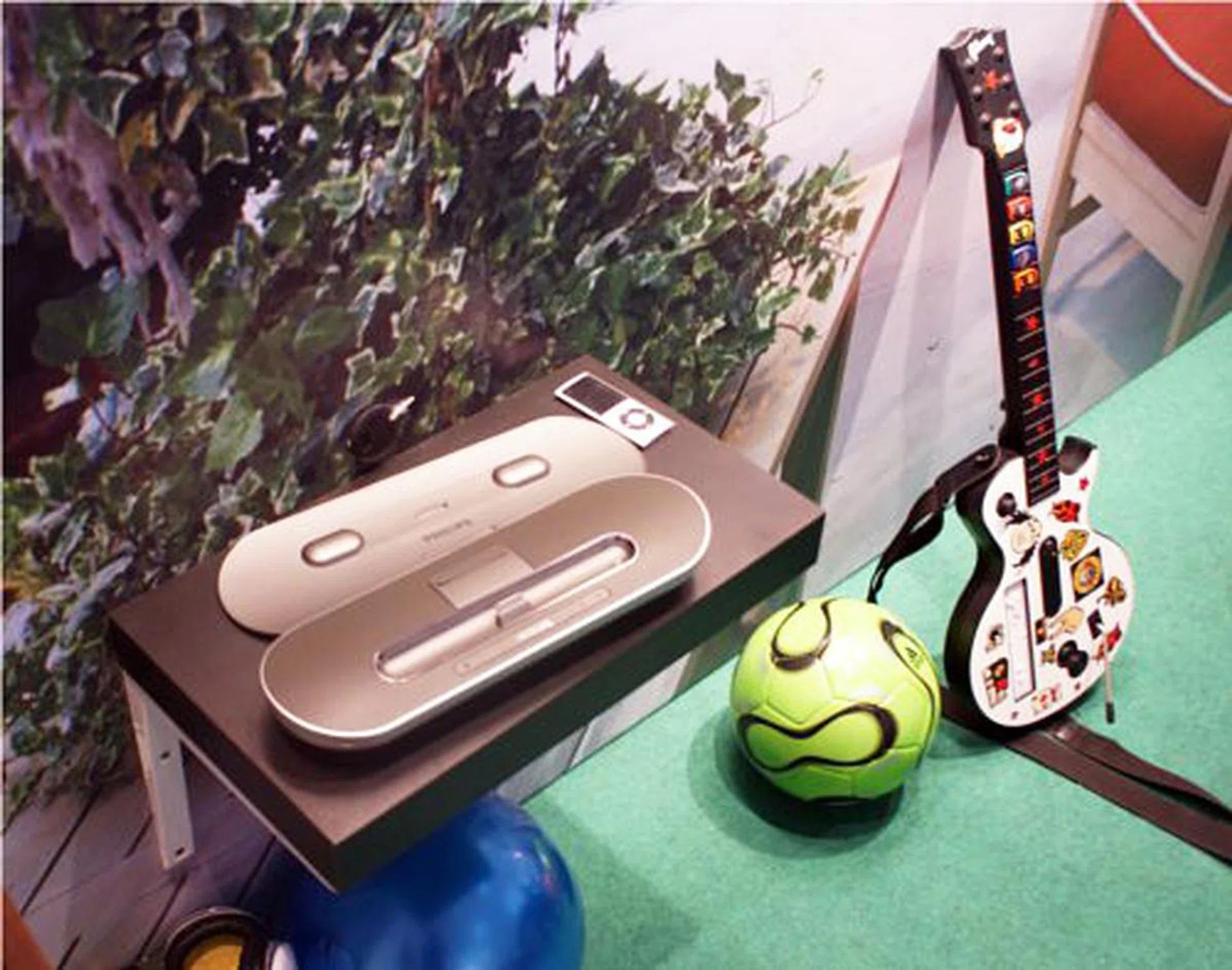 Portability and mobility were also taken into consideration for the updated Fidelio series and you should now find some that are handy for your traveling needs. Good audio quality on the move - that's the underlying point.