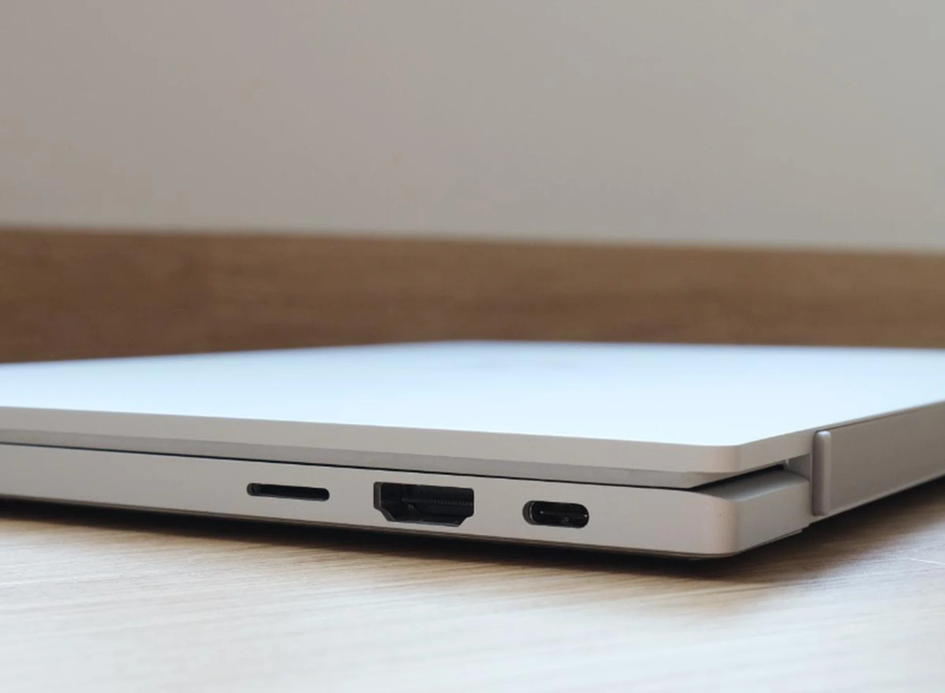 The Razer Book 13 has flat sides. Here, we can see a USB-C Thunderbolt 4 port, the HDMI 2.0 port, and a microSD card reader.