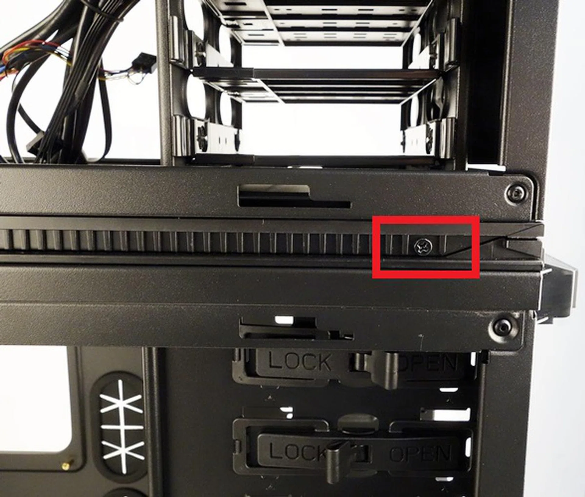 This is one of the four mounting screws that secures the HAF 915R atop the HAF 925.