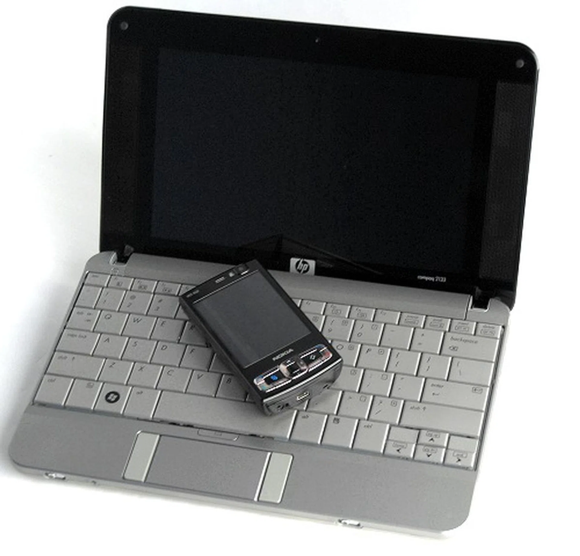 Here's the Nokia N95 again, laid against the 92% full-sized keyboard. The keyboard is pretty comfortable to type with and is coated with HP's DuraKey technology. If you look at the sides of the screen, you'll notice the awesome stereo speakers that the Mini-Note is blessed with (though the design is similar to the ASUS Eee PC, the Mini-Note was well ahead in quality and clarity).