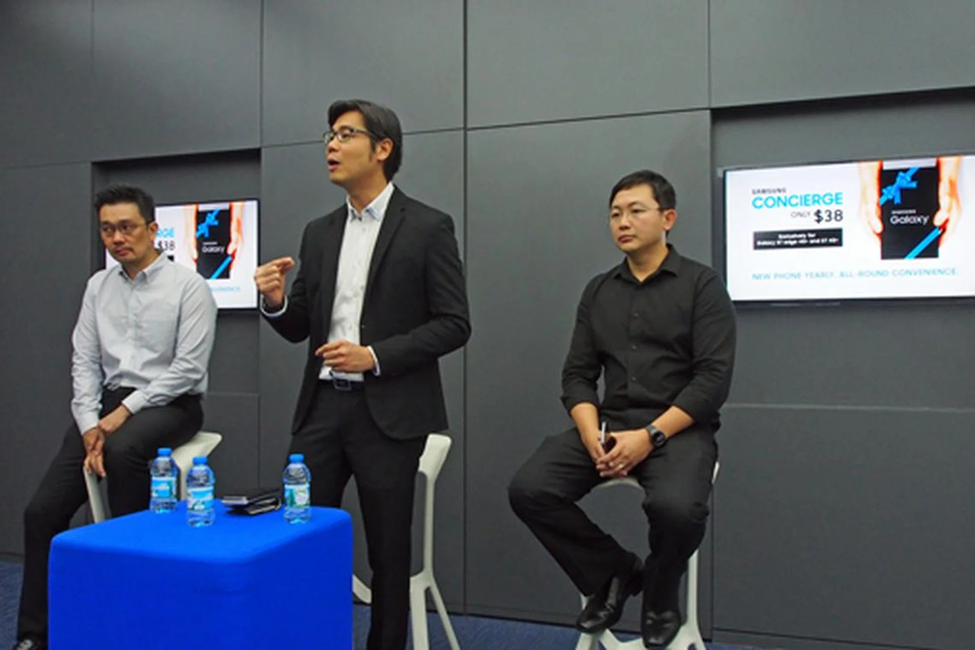 Eugene Goh, Vice President, IT & Mobile, Samsung Electronics Singapore (center) leading the discussion on Samsung Concierge and its services.