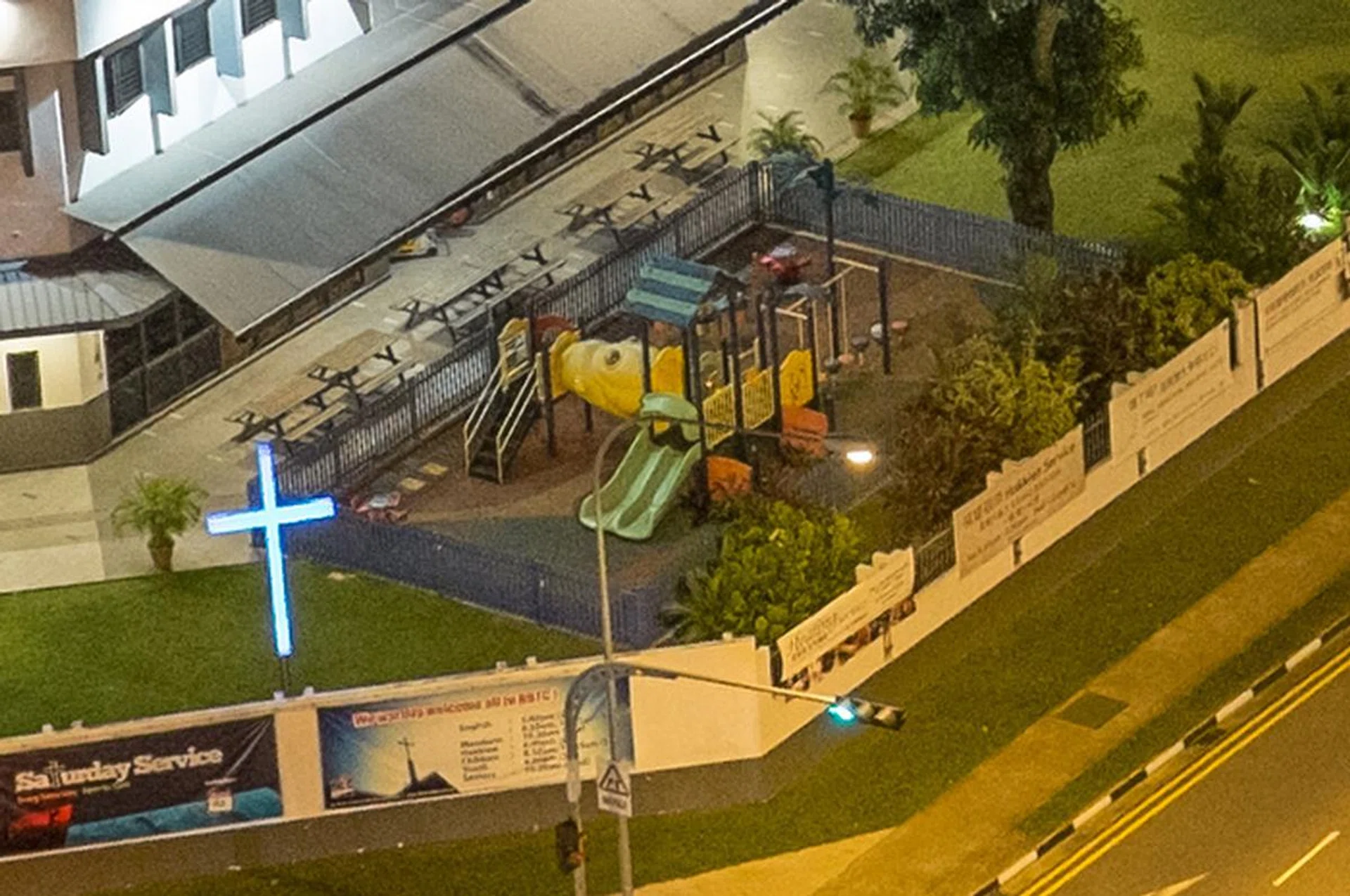 X100S, 100% crop. f/5.6 at 35mm, 1/4 sec, ISO 3200.