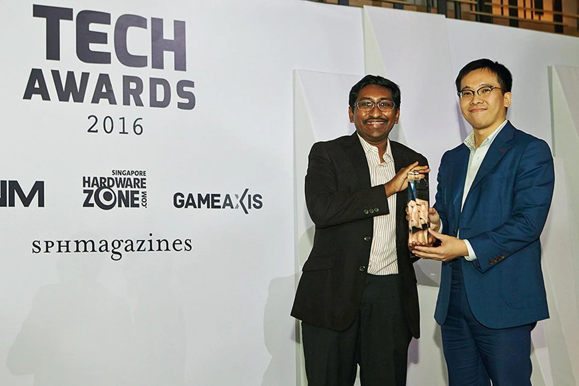 Panasonic's Lumix DMC-FZ300 is the winner of our Editor's Choice award for Best Super Zoom Digital Camera. The company's PT-LW362 also wins the Editor's Choice for Best Business Projector. Here's Mr. Ziang Chung from Panasonic accepting the awards.