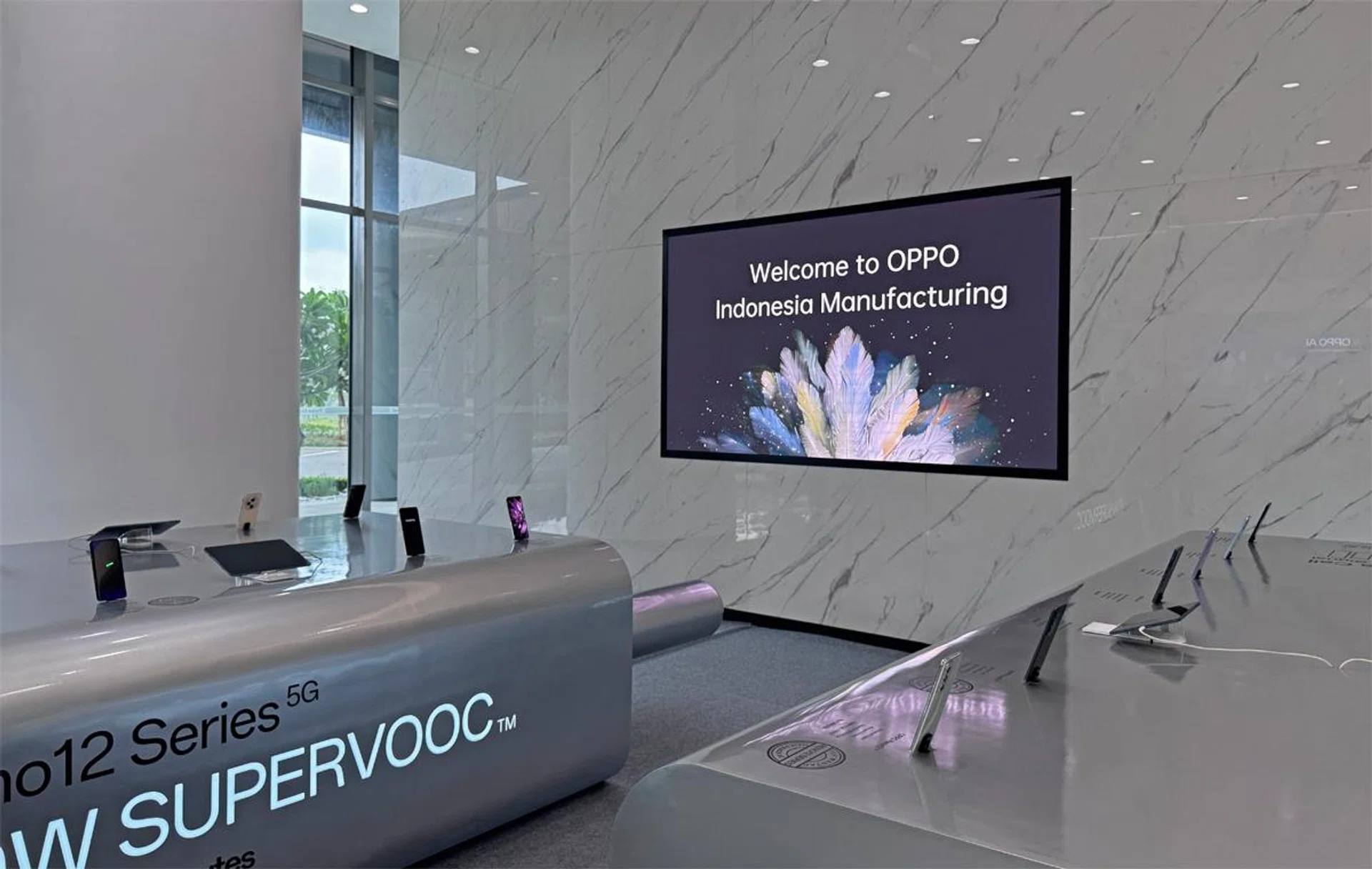 With precision like a machine's, the OPPO factory in Indonesia welcomed us without missing a beat. Photo: HWZ.