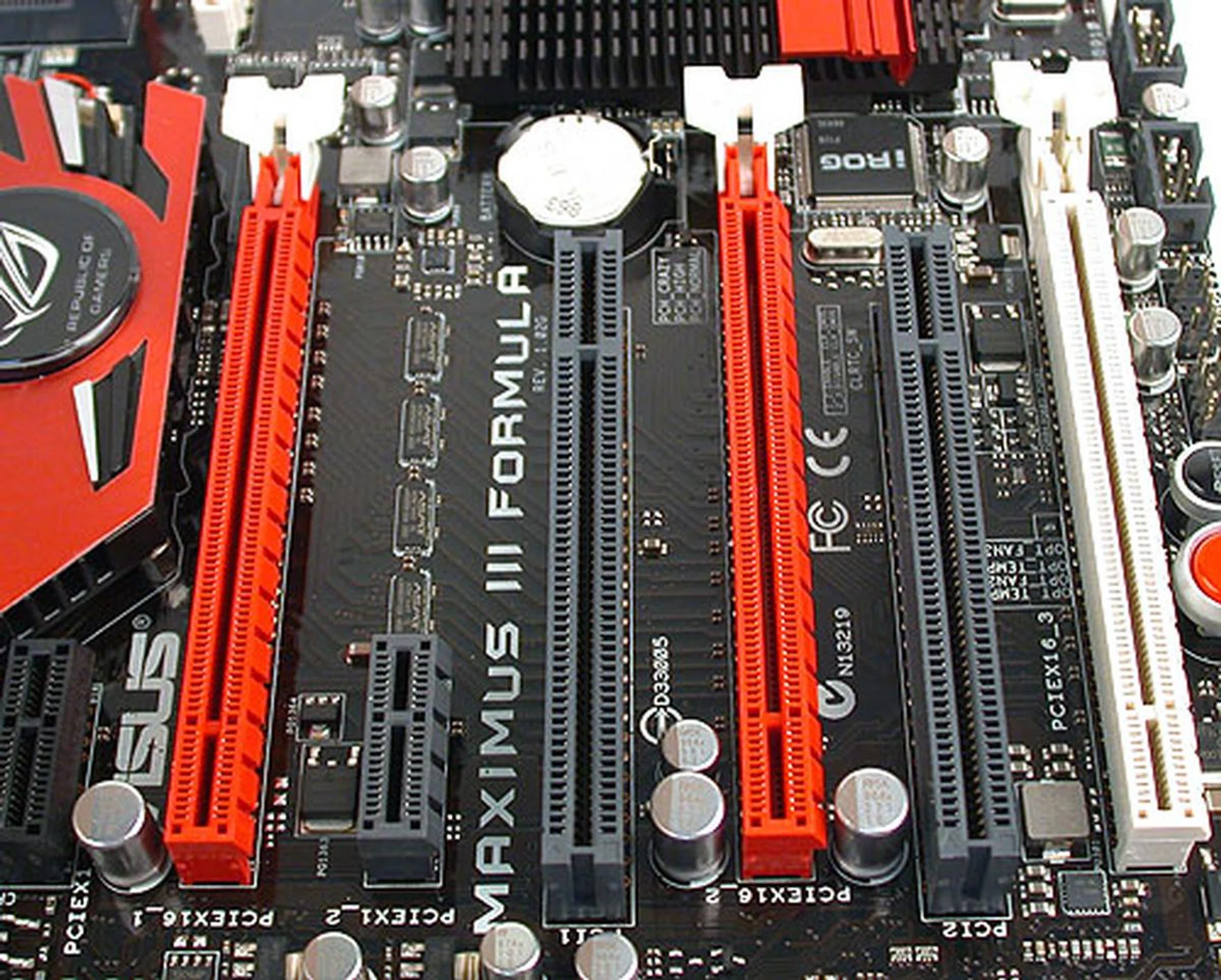 The design of the retaining clip for the PCIe graphics slots should again be familiar with ASUS users. We have previously given our stamp of approval as it allows easy removal of the installed card. The low profile heatsink on the extreme left also means that there is sufficient space for the PCIe x1 slot beside it.