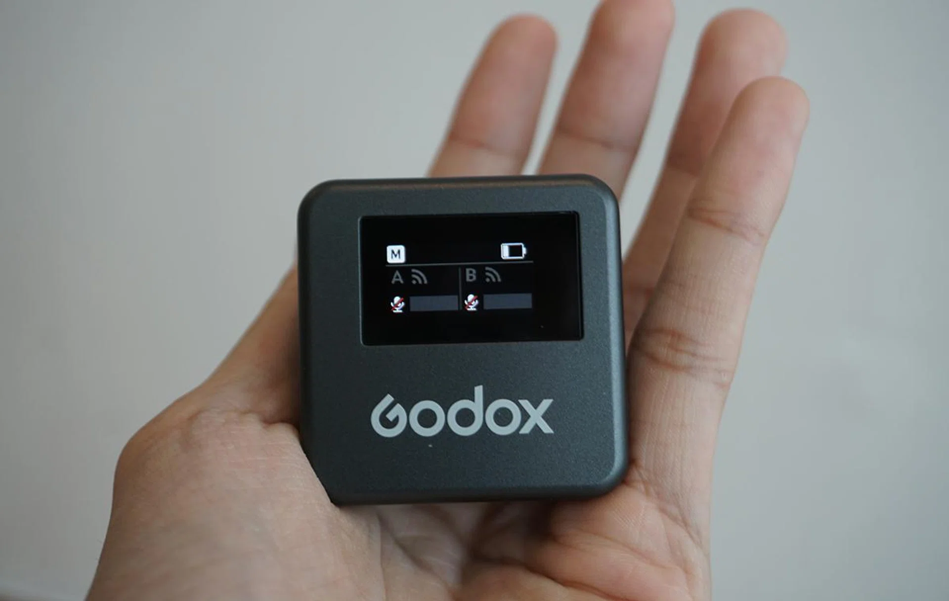 You can check the recording mode, battery percentage and volume levels at a glance. Photo: HWZ