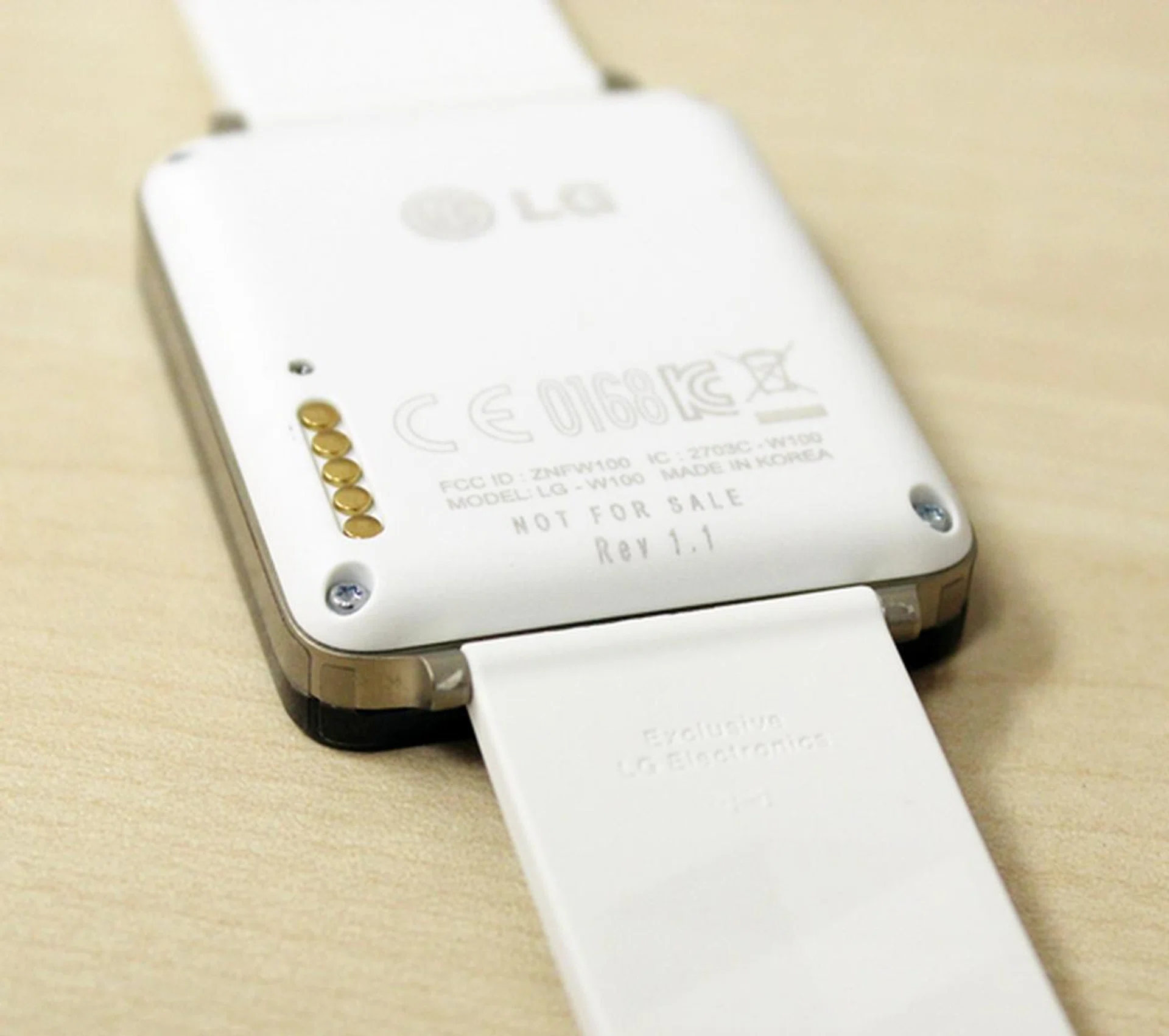 We are concerned that the white matte texture of the rear and wristwatch strap might be easily dirtied.