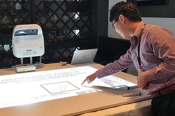 Both the EB-595Wi and EB-1430Wi allow you to use your fingers to annotate directly onto the screen.