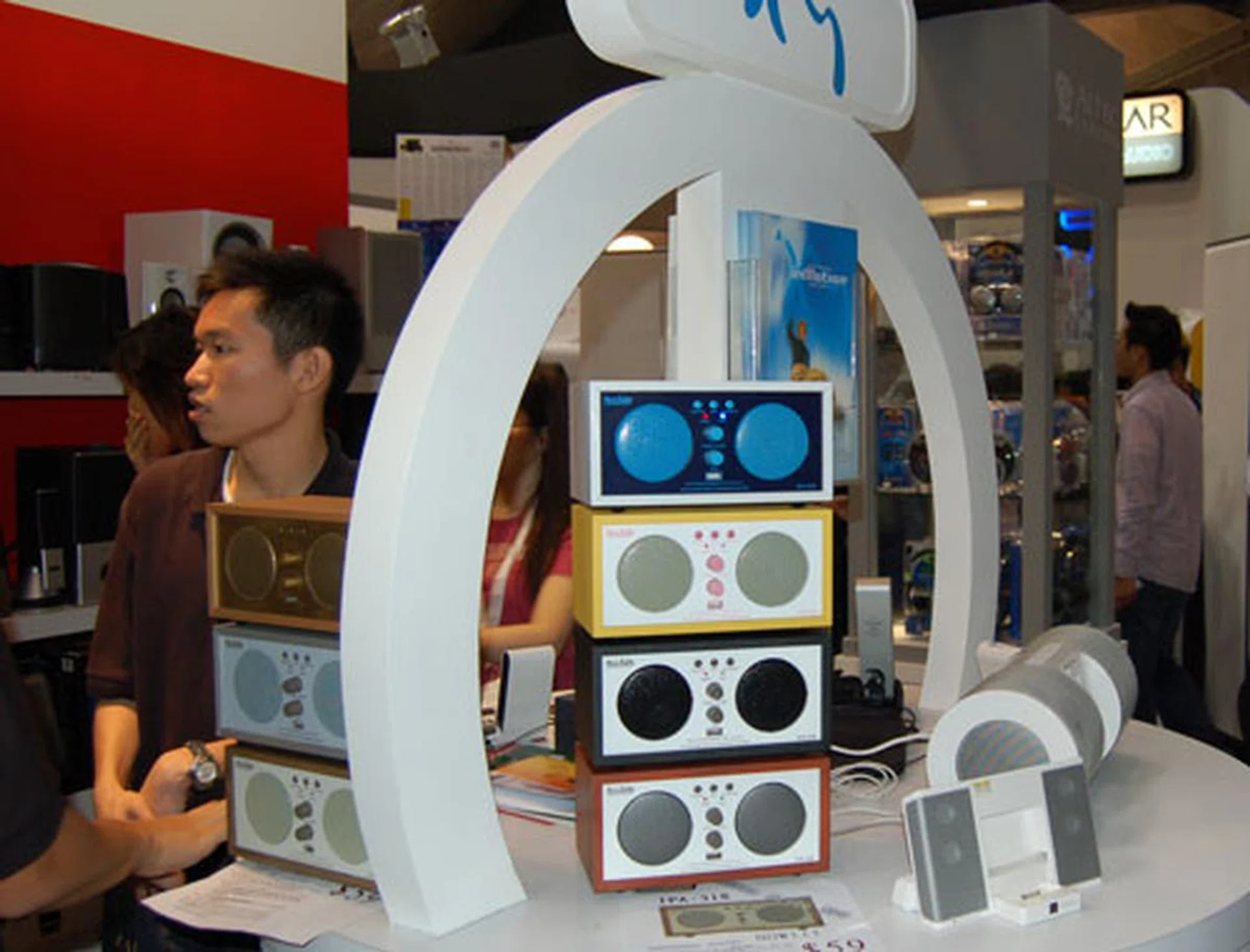 Besides the retro-looking speakers that come in different colors, Ban Leong is also offering Altec Lansing iPod compatible speakers at an attractive price.